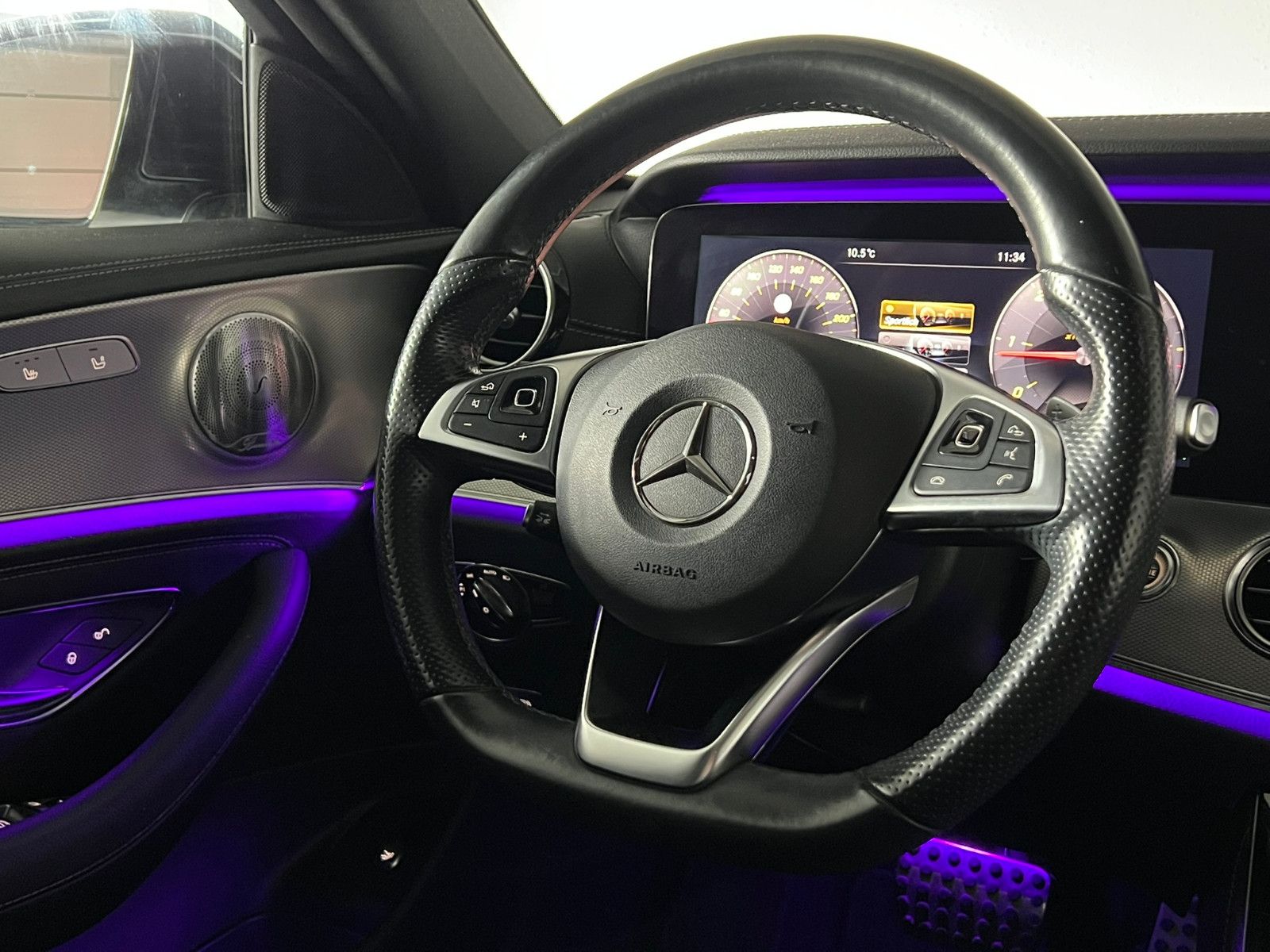 Fahrzeugabbildung Mercedes-Benz E 220 d AMG-LINE/PANO/BURMESTER/DISTRONIC PLUS