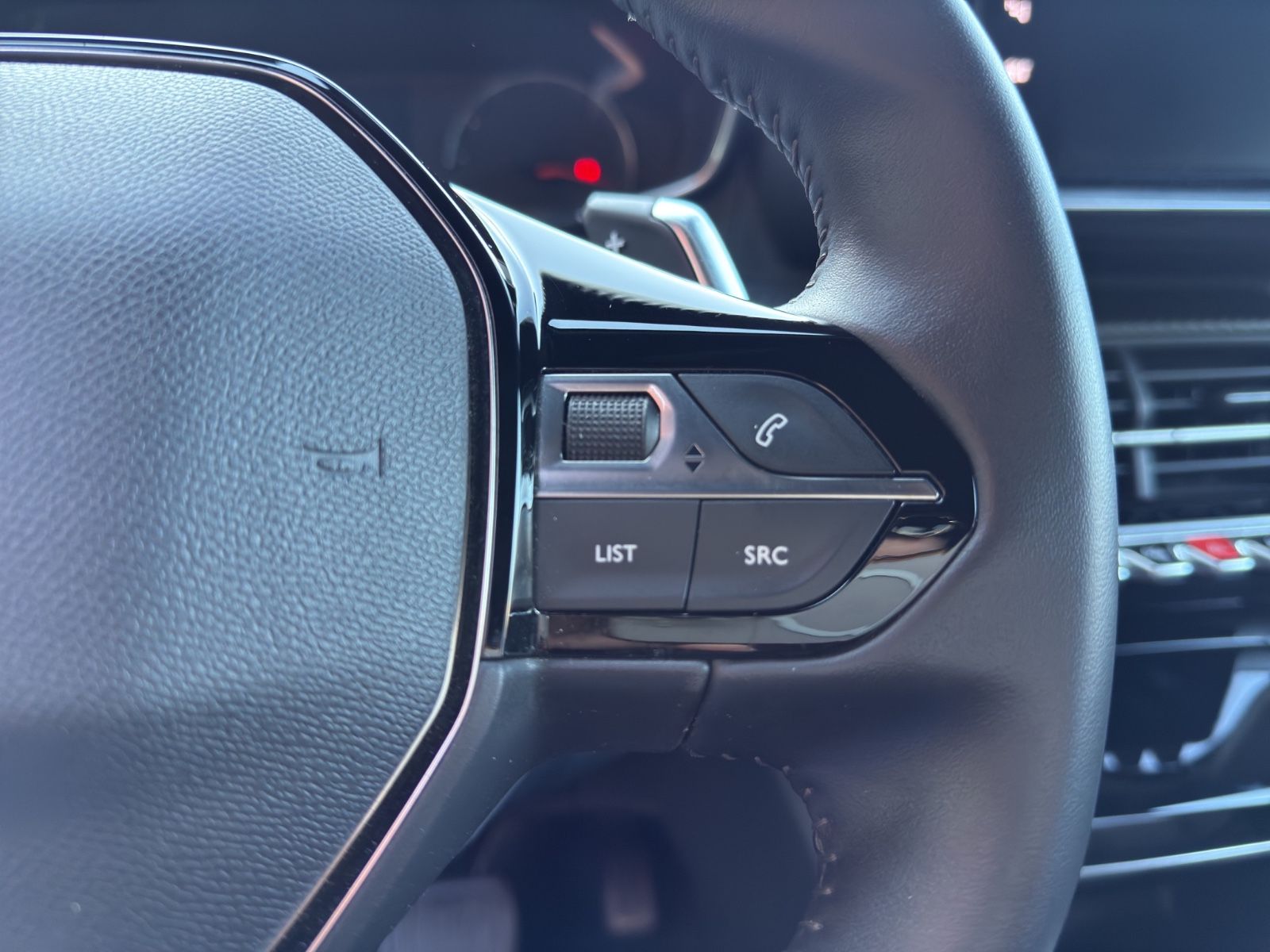 Fahrzeugabbildung Peugeot 2008 Allure 1.5 *CarPlay*SitzHZ*Navi*Kamera*
