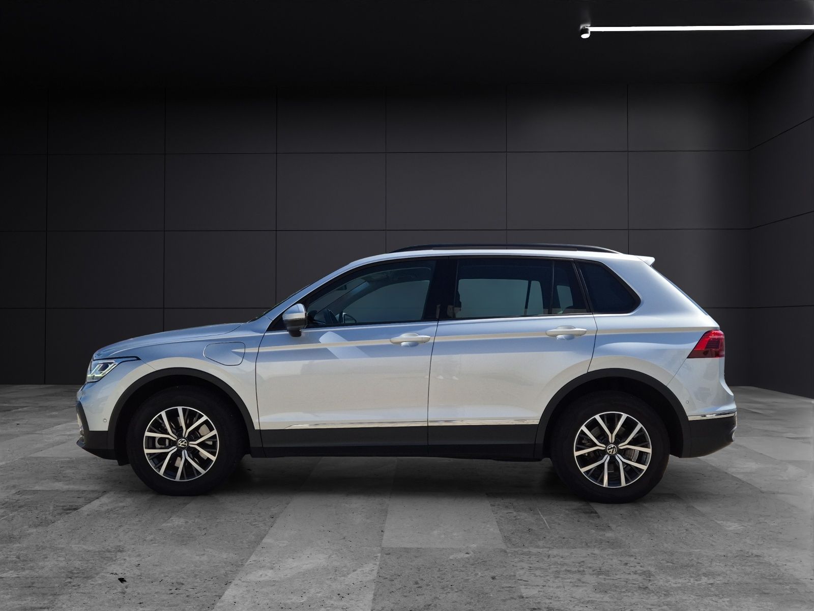 Fahrzeugabbildung Volkswagen Tiguan eHybrid Life DSG Matrix AHK Navi AID ACC