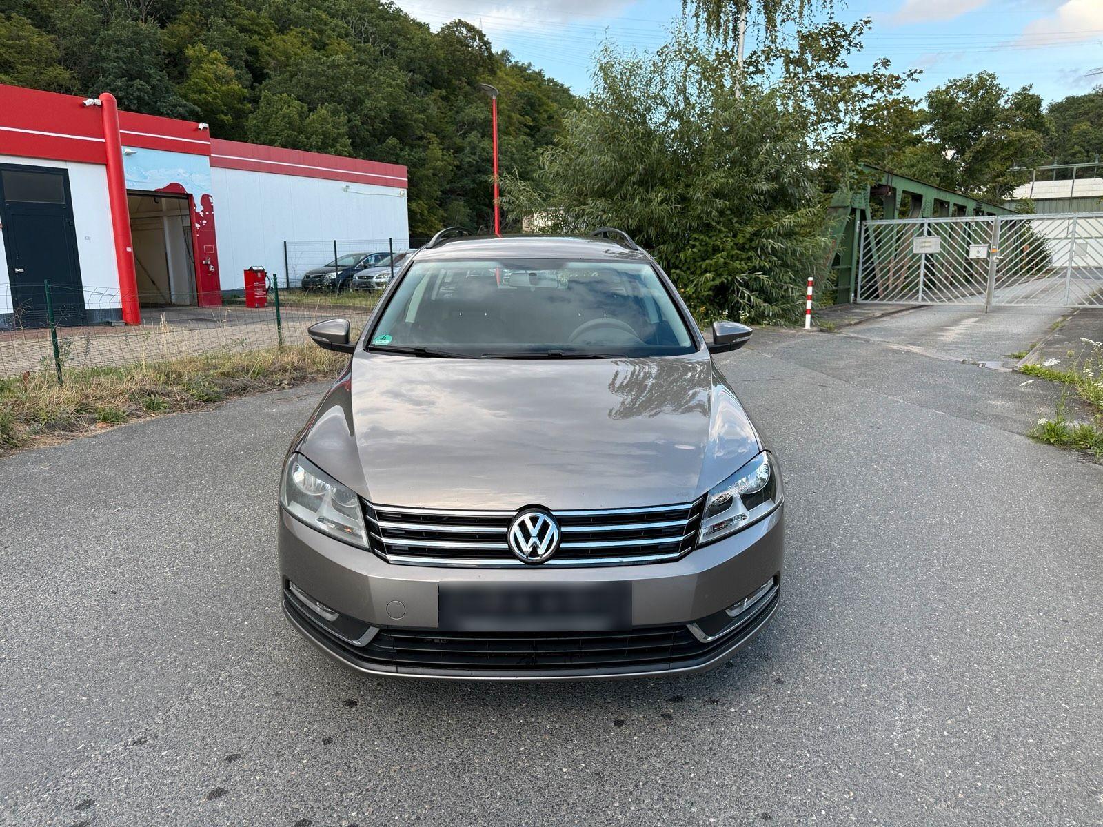 Volkswagen Passat 2011 — rear view