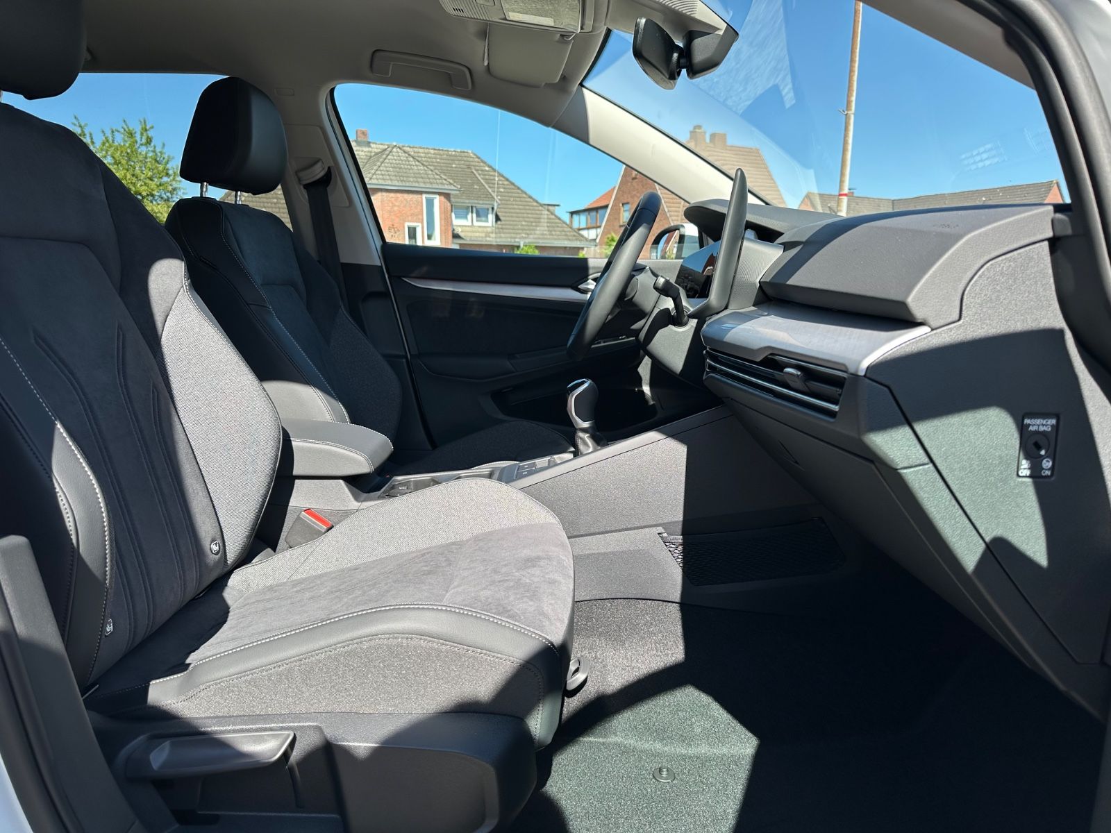 Fahrzeugabbildung Volkswagen Golf VIII Variant 1.5 TSI Life Navi/ACC/LED/Shzg