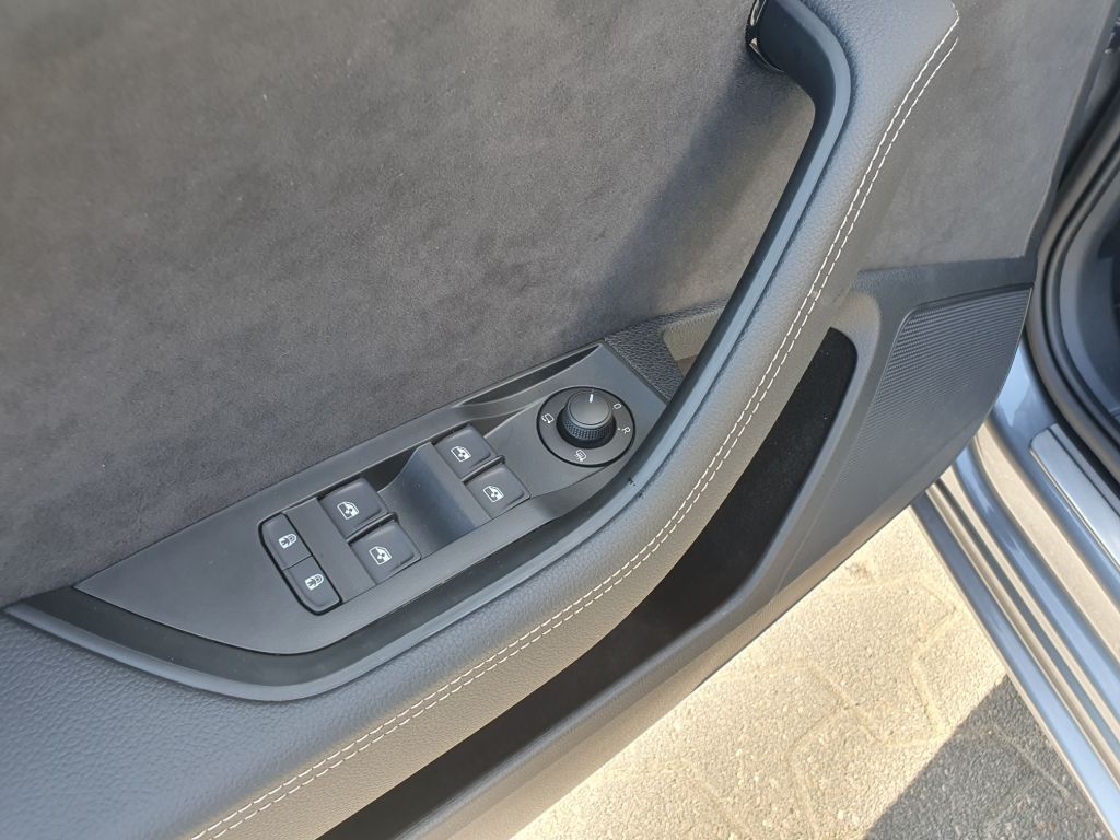 Fahrzeugabbildung SKODA Superb Combi 2.0 TSI DSG Sportline+Standh.