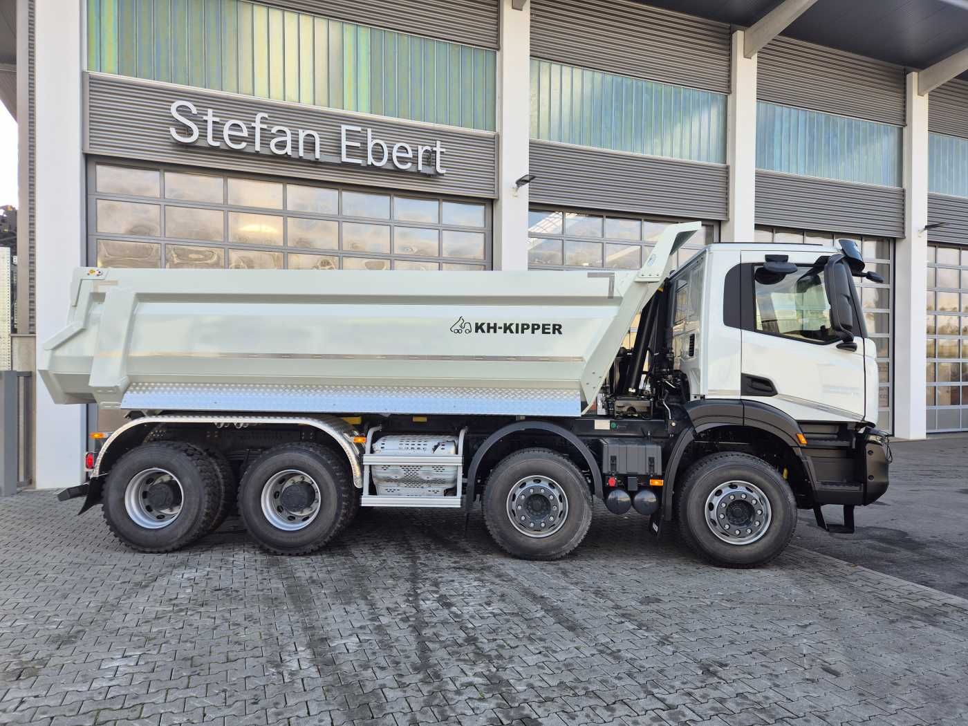 Fahrzeugabbildung Iveco AD360X46Z HR OFF 8x4 Hinterkipper HARDOX DAB+