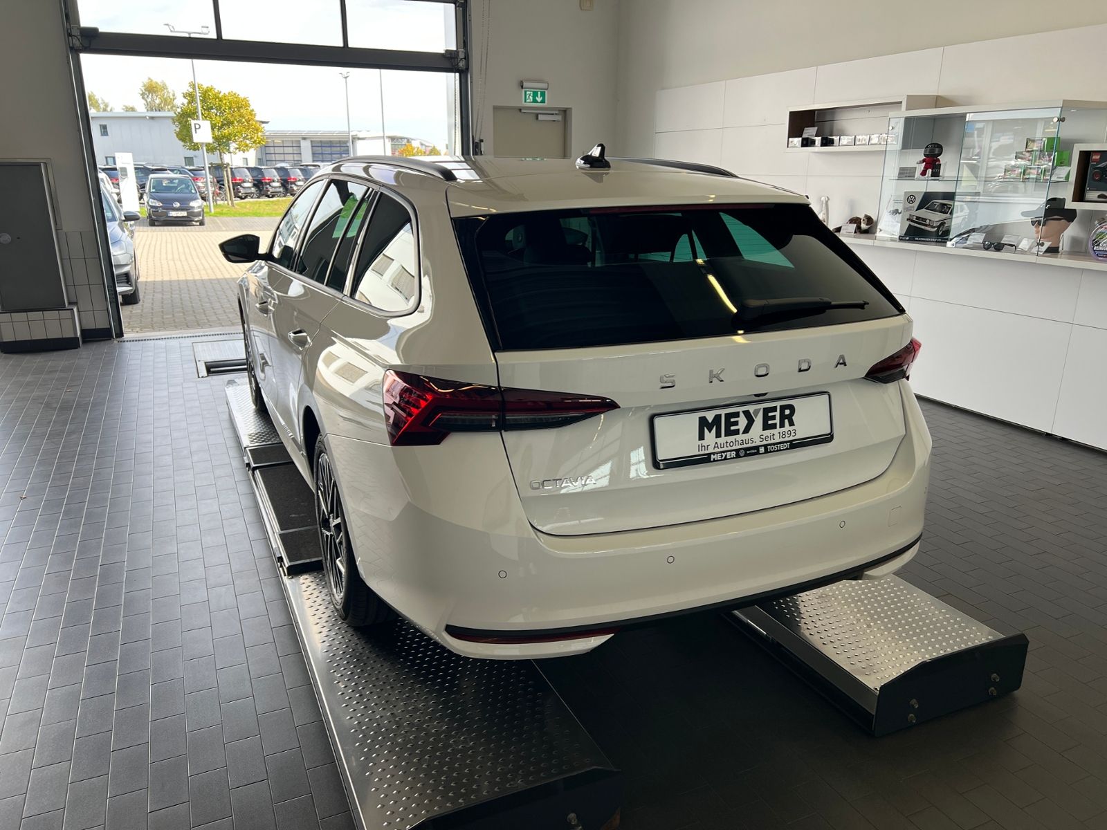 Fahrzeugabbildung SKODA Octavia Combi Tour 2.0 TDI DSG *AHK, LED, ACC, K