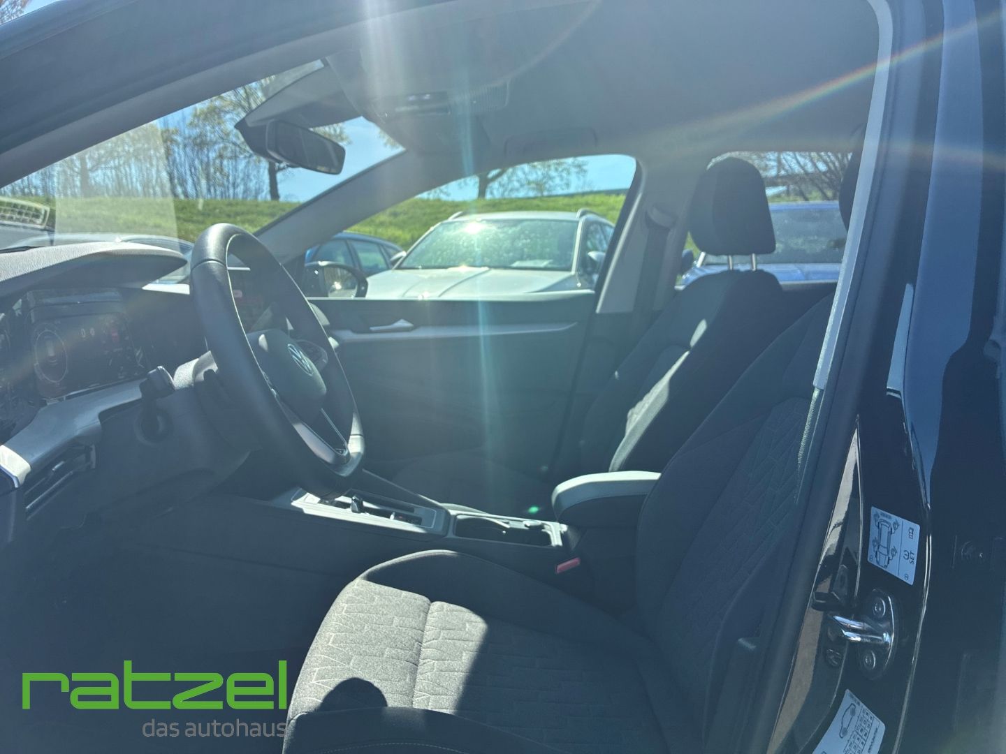 Fahrzeugabbildung Volkswagen Golf Variant Life 1,5 eTSI DSG LED ACC Apple Car