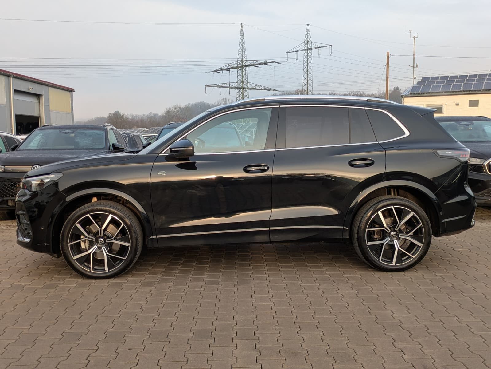 Fahrzeugabbildung Volkswagen Tiguan 2.0 TDI 4M R-Line PANO*H&K*AHK*MATRIX*20"