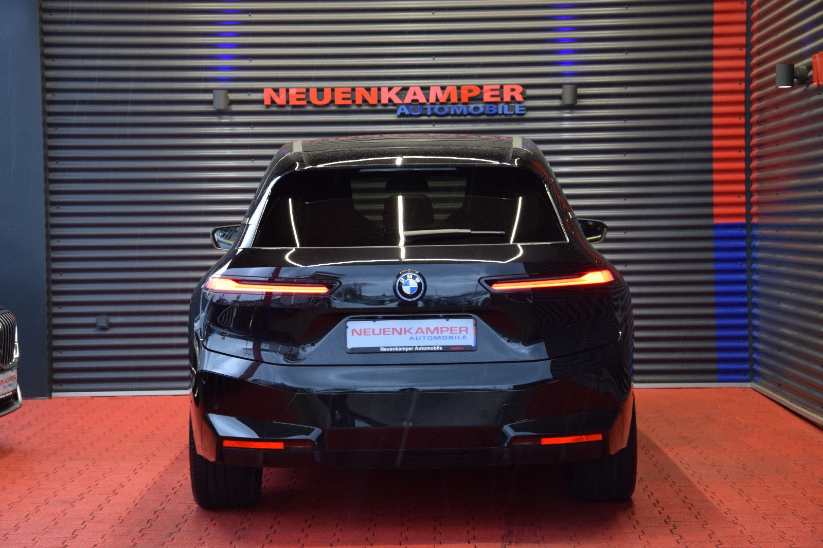 Fahrzeugabbildung BMW iX40 xDr. Sport Pano/SkyLounge AHK h/k Laser 22"