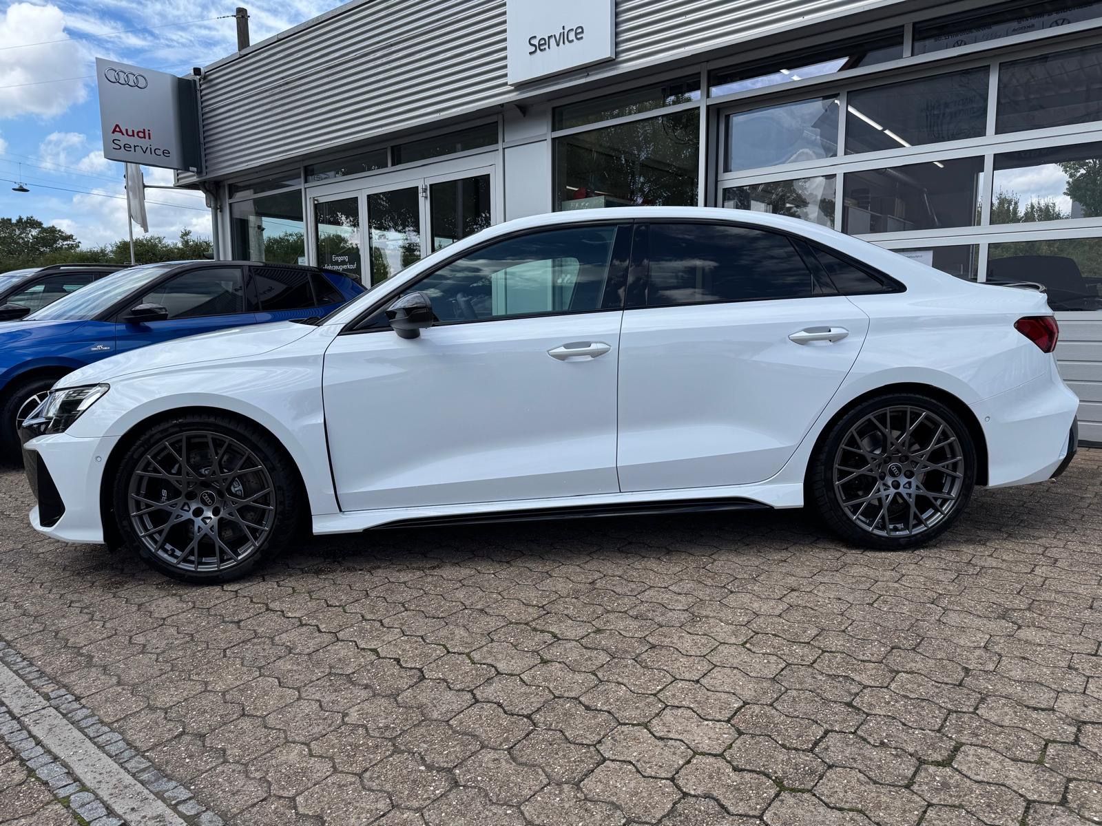 Fahrzeugabbildung Audi RS 3  limo Schalensitze Sport-AGA Pano 280km/h