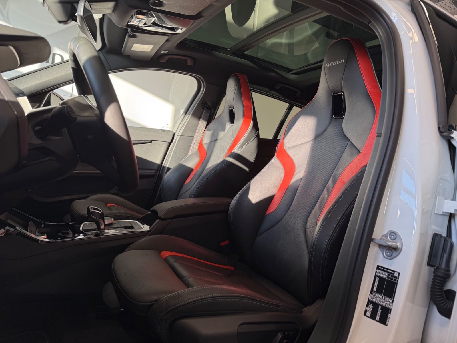 Fahrzeugabbildung BMW 118 i Edition Colorv.; M-Tech.-,M-Pro-Sport-Pak.