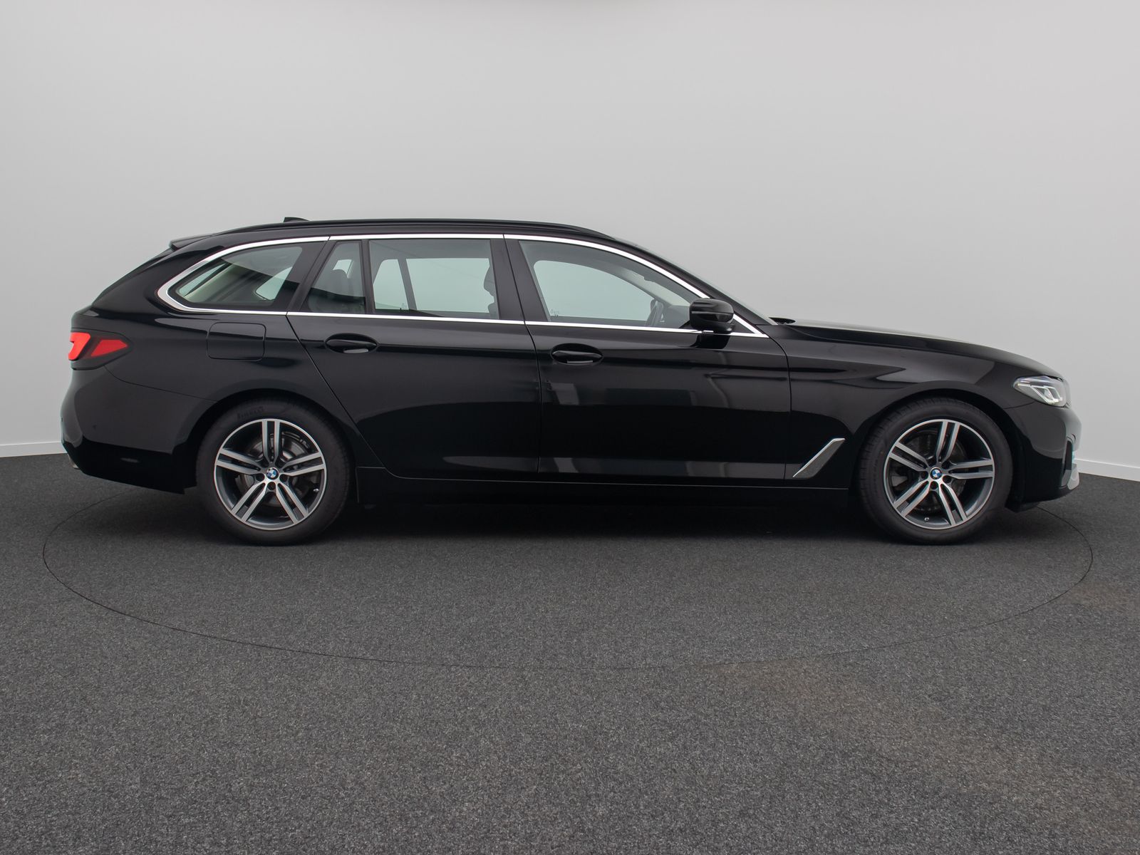 Fahrzeugabbildung BMW 520d xD Kamera HUD DAB Laser Panorama Leder 19"