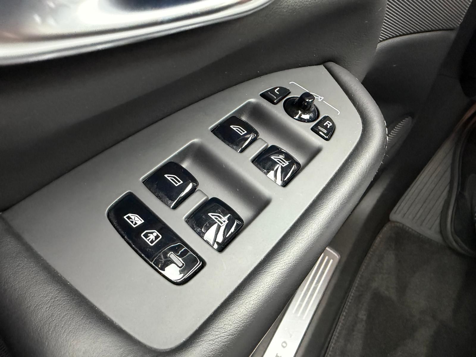 Fahrzeugabbildung Volvo XC90 B5PLUS 7-SITZE/AWD/PANO/H&K/ACC/360°/AHK/CA