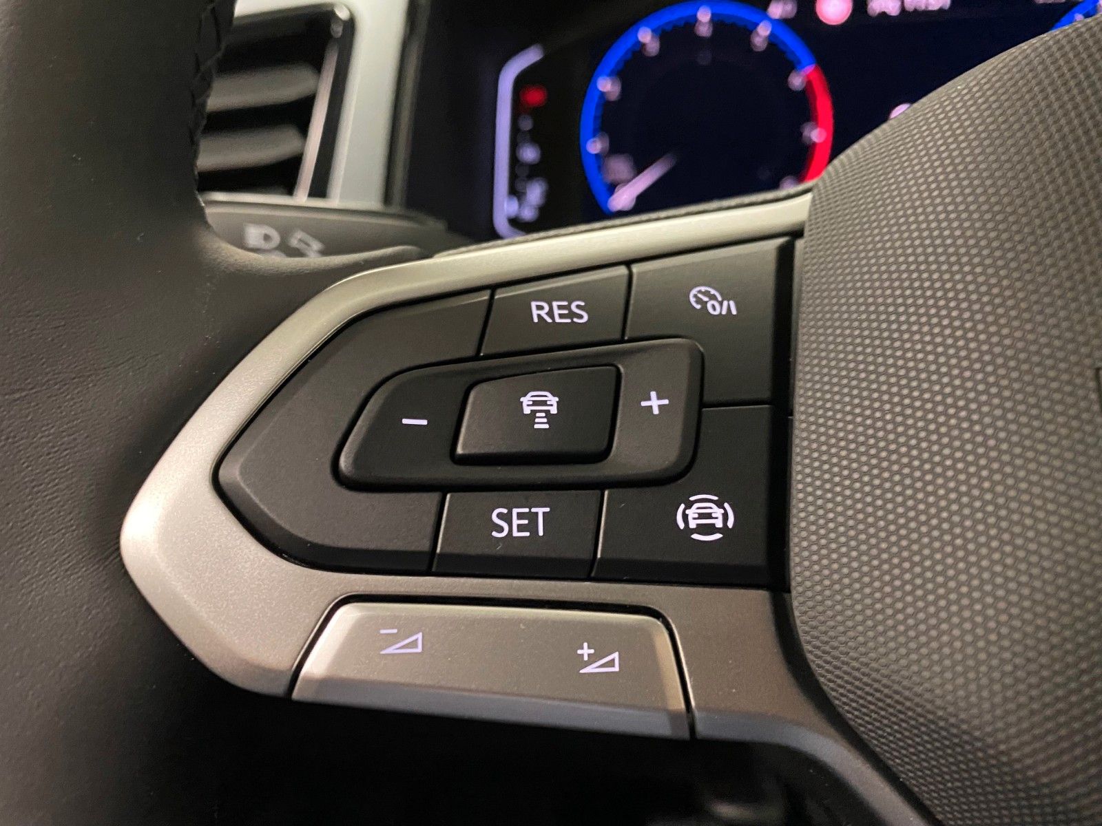 Fahrzeugabbildung Volkswagen T-Roc 1.5 TSI Life+ACC+LED+KAMERA+virt.TACHO+PDC