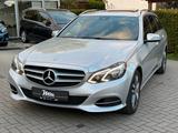 Mercedes-Benz E220 Avantgarde 4Matic*Leder*Kamera*HarmanKardon - Mercedes-Benz E 220: 4matic