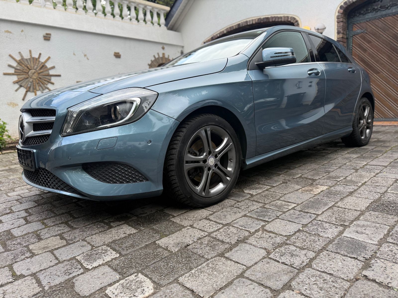 MERCEDES-BENZ A 180