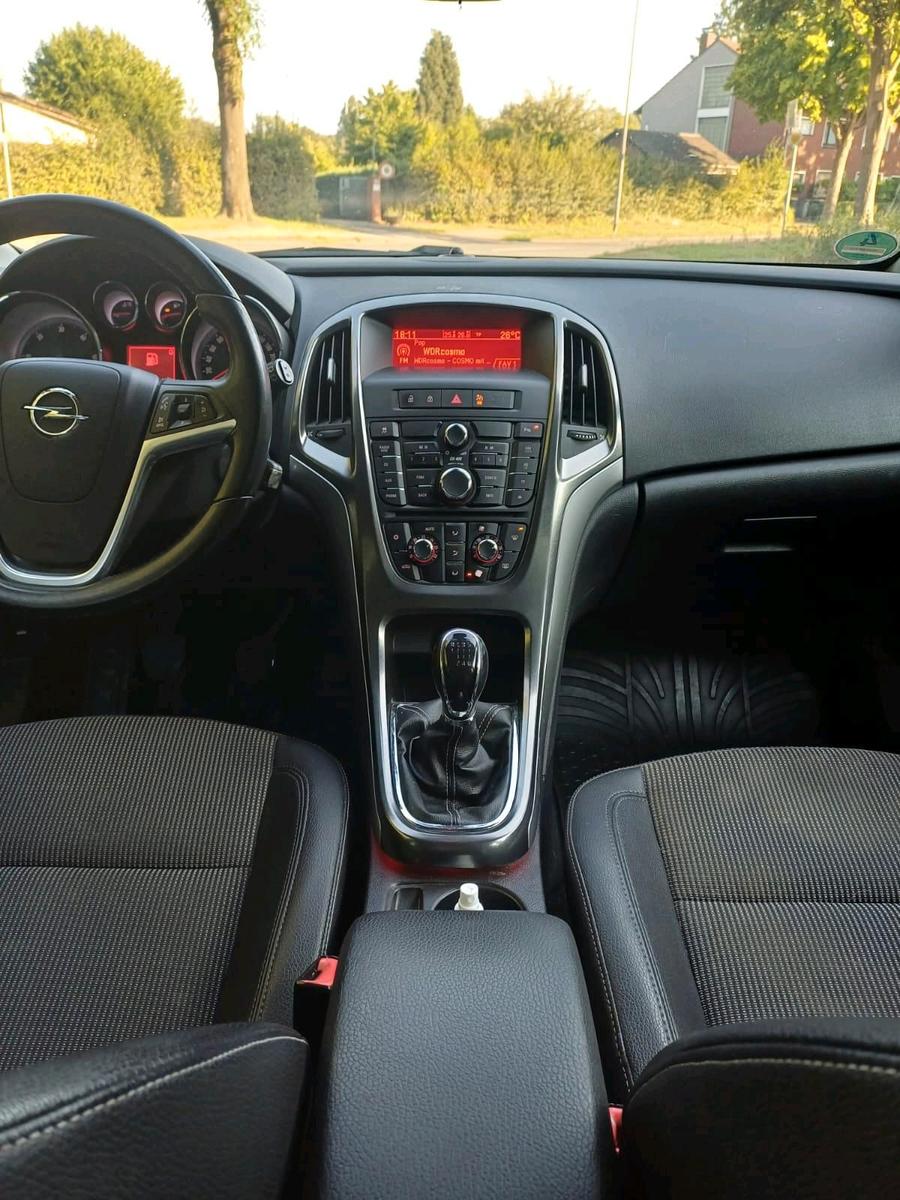 Opel Astra 2012 — photo 8