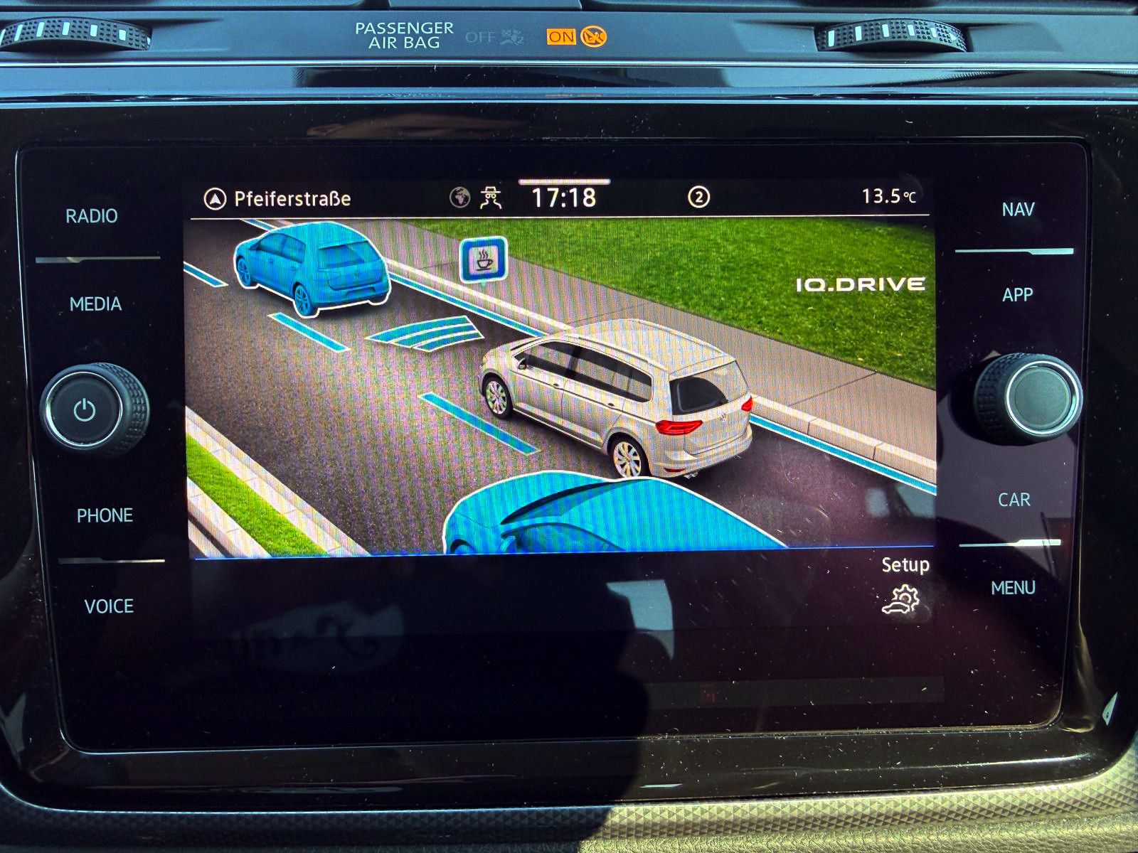 Fahrzeugabbildung Volkswagen Touran 1.5 TSI Active DSG ACC PDC KAM NAVI LED