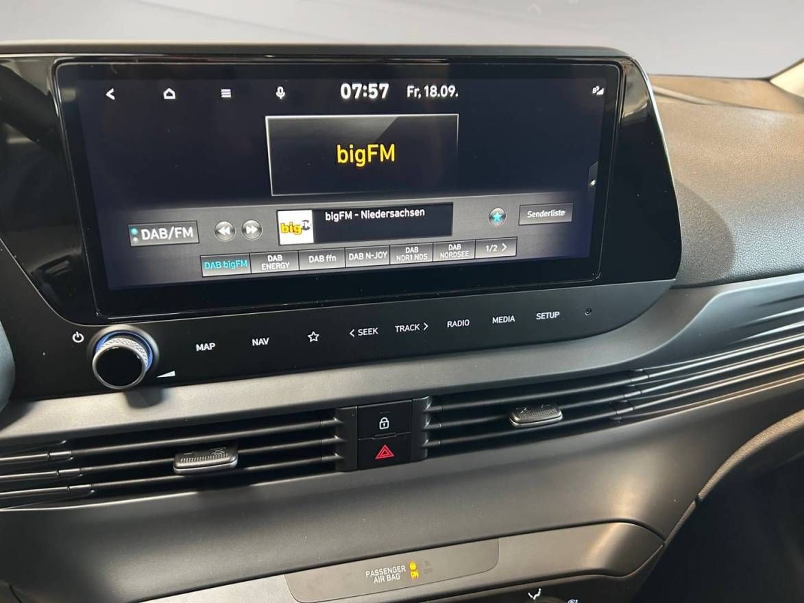 Fahrzeugabbildung Hyundai i20 Select Funktionspaket PDC Navi Rückfahrkamer