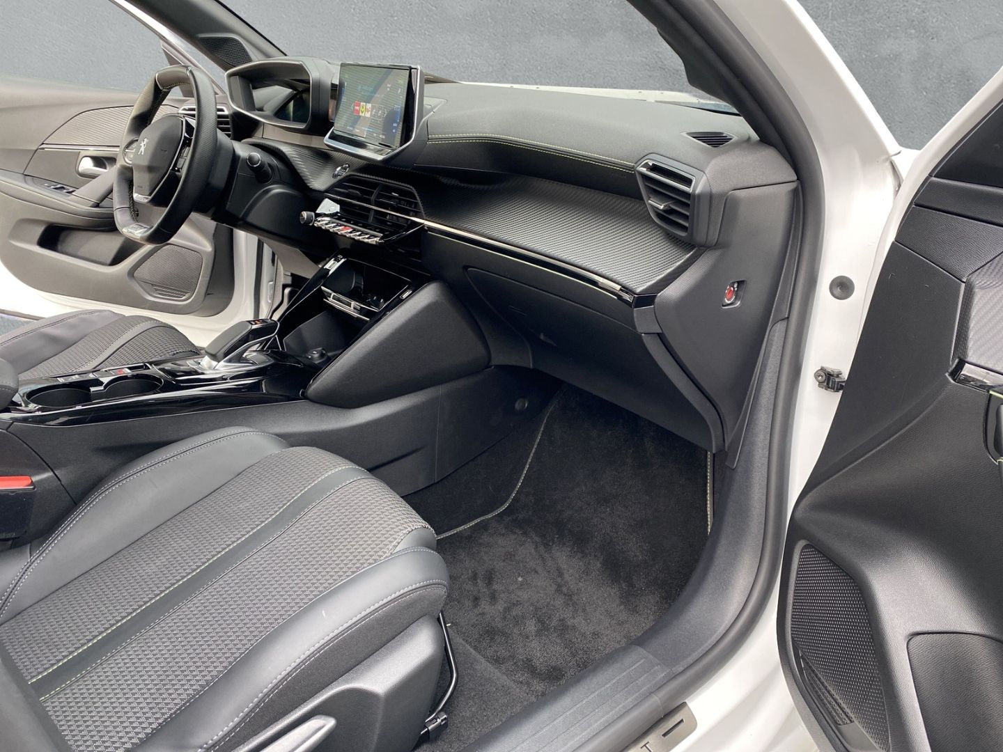 Fahrzeugabbildung Peugeot 208 e- Allure Elektromotor 136 Navi LED Apple Ca