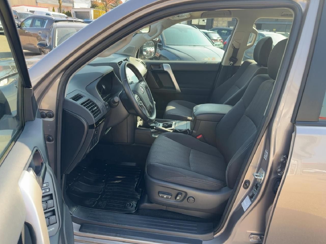 Fahrzeugabbildung Toyota Land Cruiser 2,8 4X4 Comfort *AHK