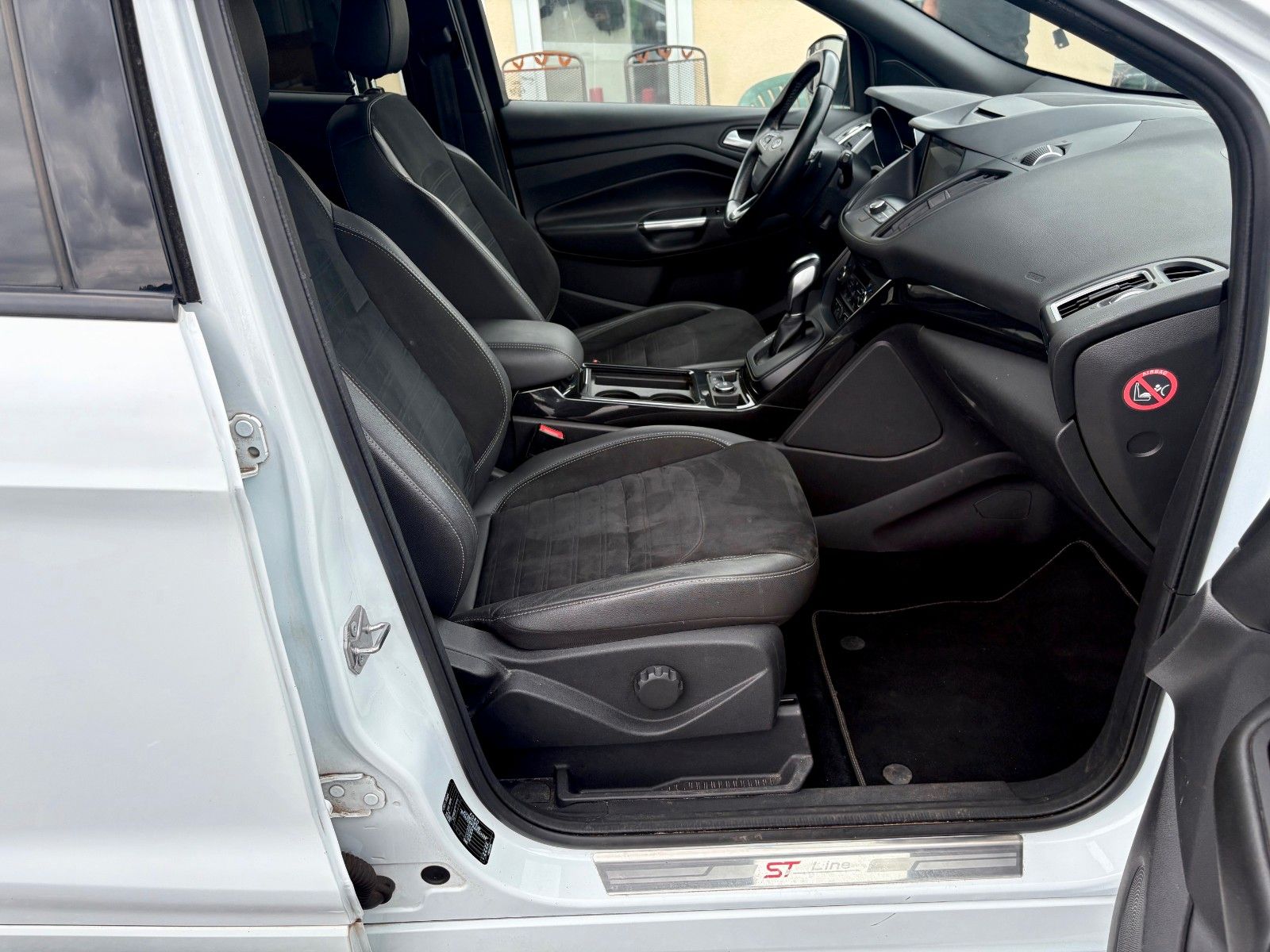 Fahrzeugabbildung Ford Kuga 2.0 TDCi 4x4 ST-Line Aut. Navi Leder Xenon