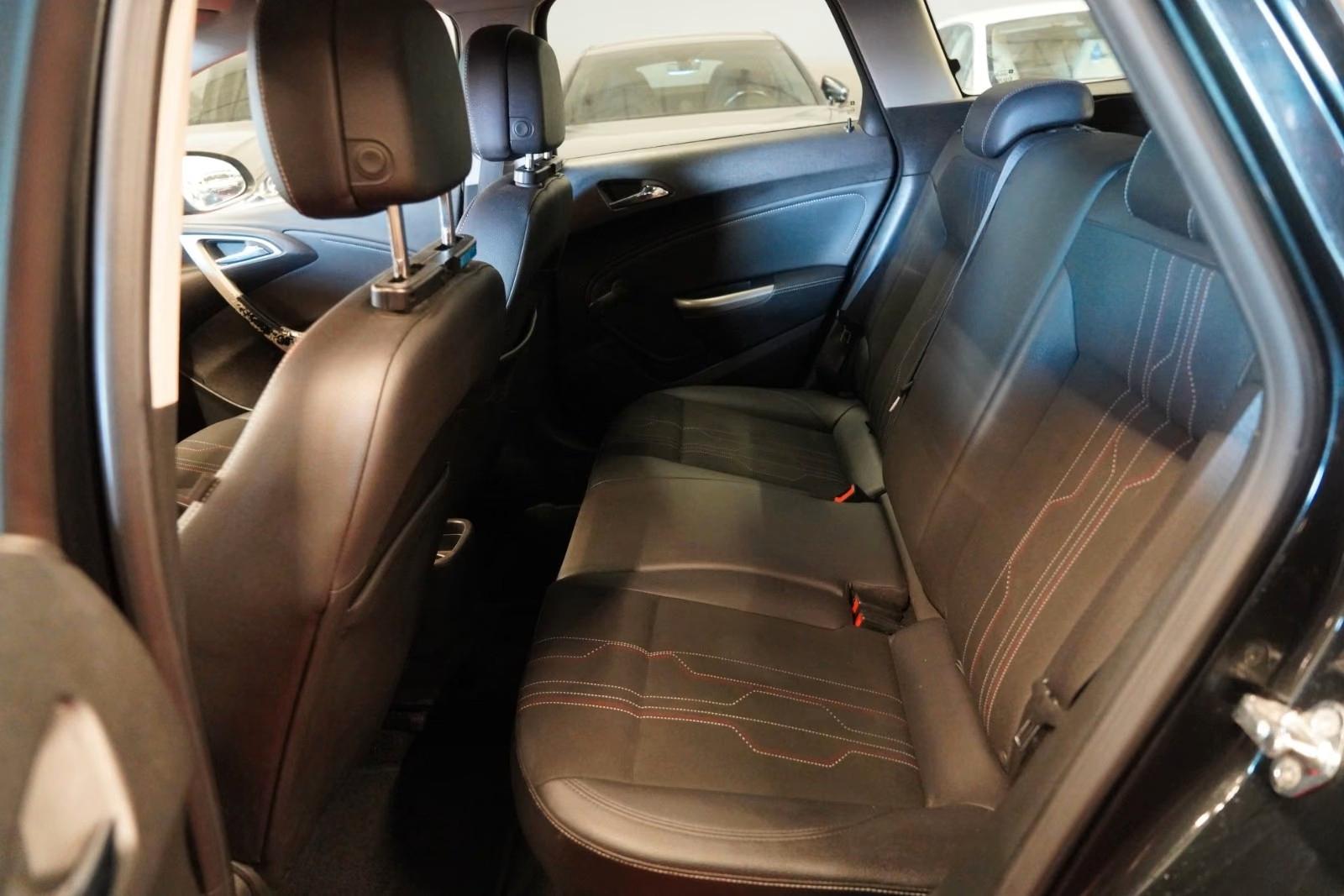 Opel Astra 2012 — photo 21