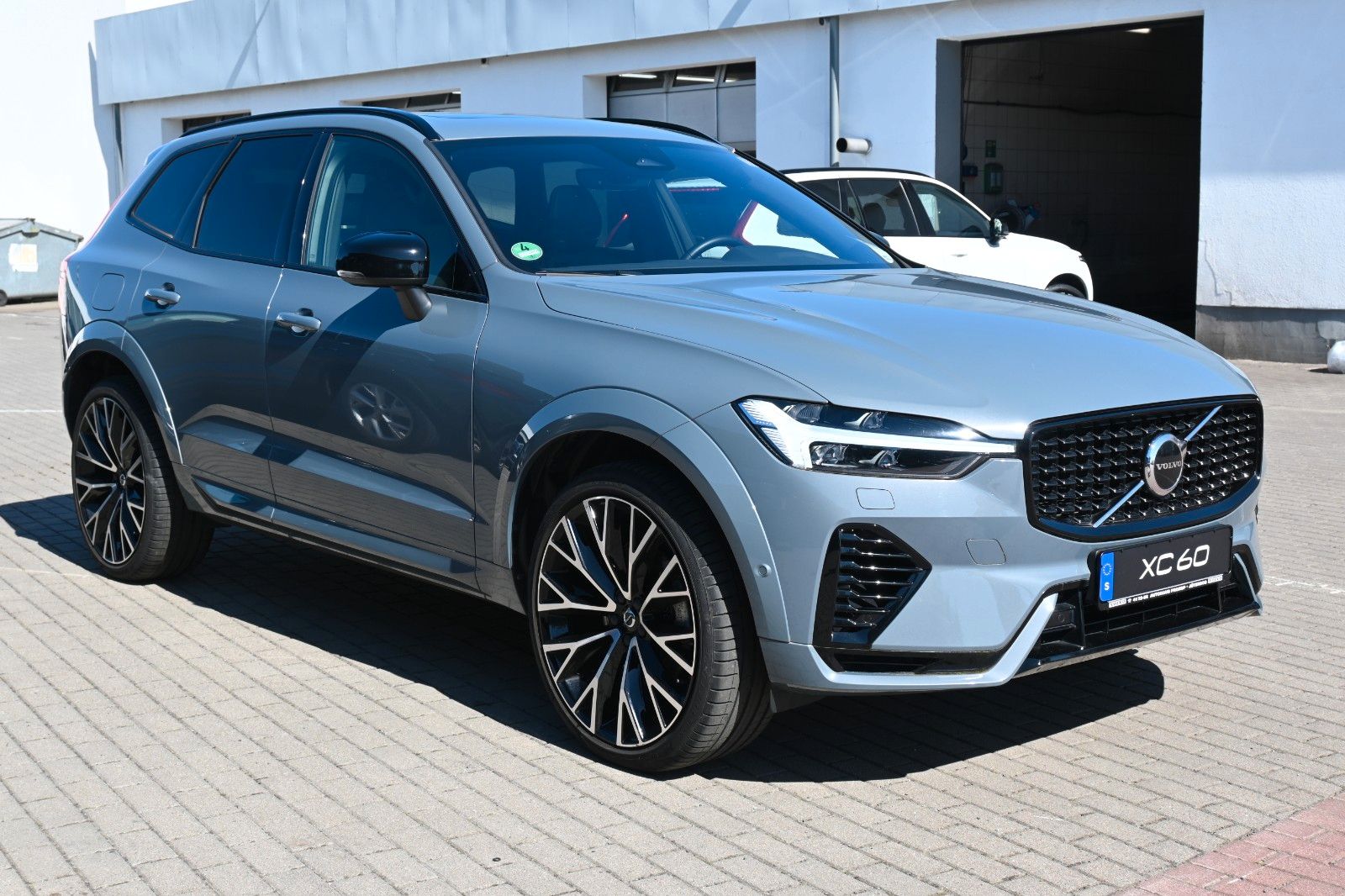 Fahrzeugabbildung Volvo XC60 T8 AWD Recharge R-Design*STDHZG*H&K*ACC*AHK