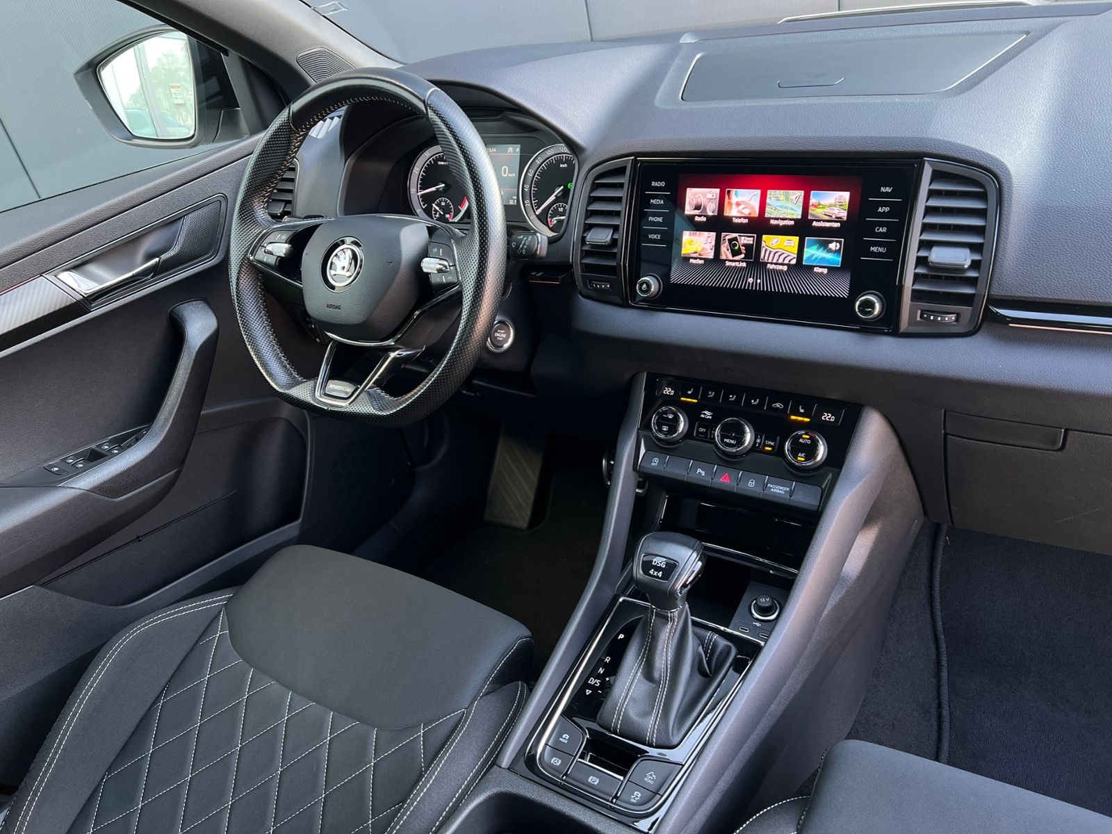 Fahrzeugabbildung SKODA Karoq Sportline 2.0 TSI DSG 4x4*AHK,elekt.Heckkl