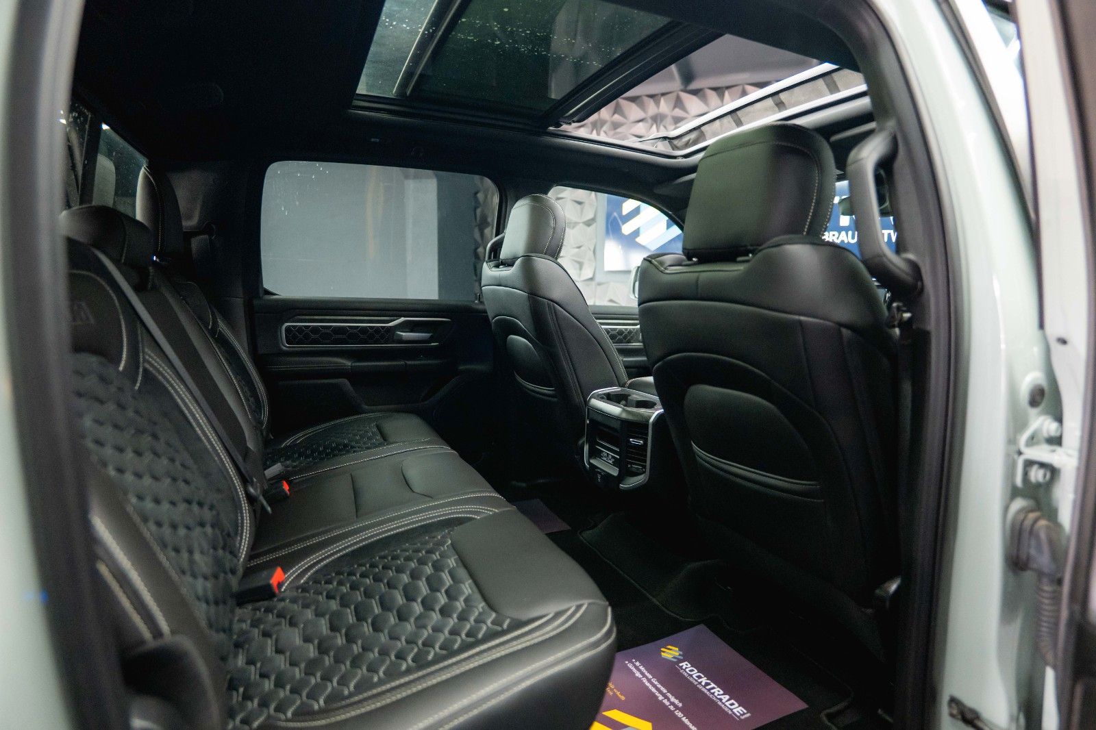 Fahrzeugabbildung Dodge RAM 5.7 V8 HEMI 4x4 OFFROAD Night-Edition *Pano*