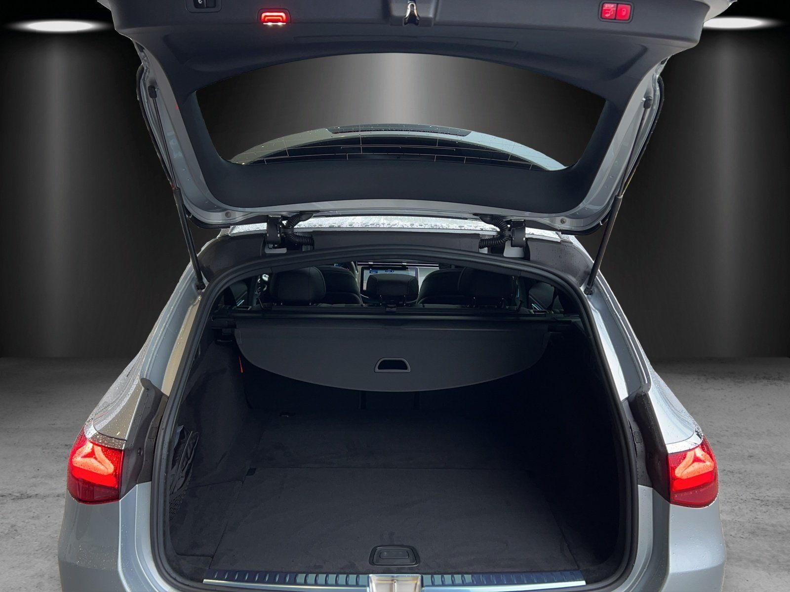Fahrzeugabbildung Mercedes-Benz E 220 d T+AMG-Line+AHK+PSD+DISTRONIC+Sitzklima