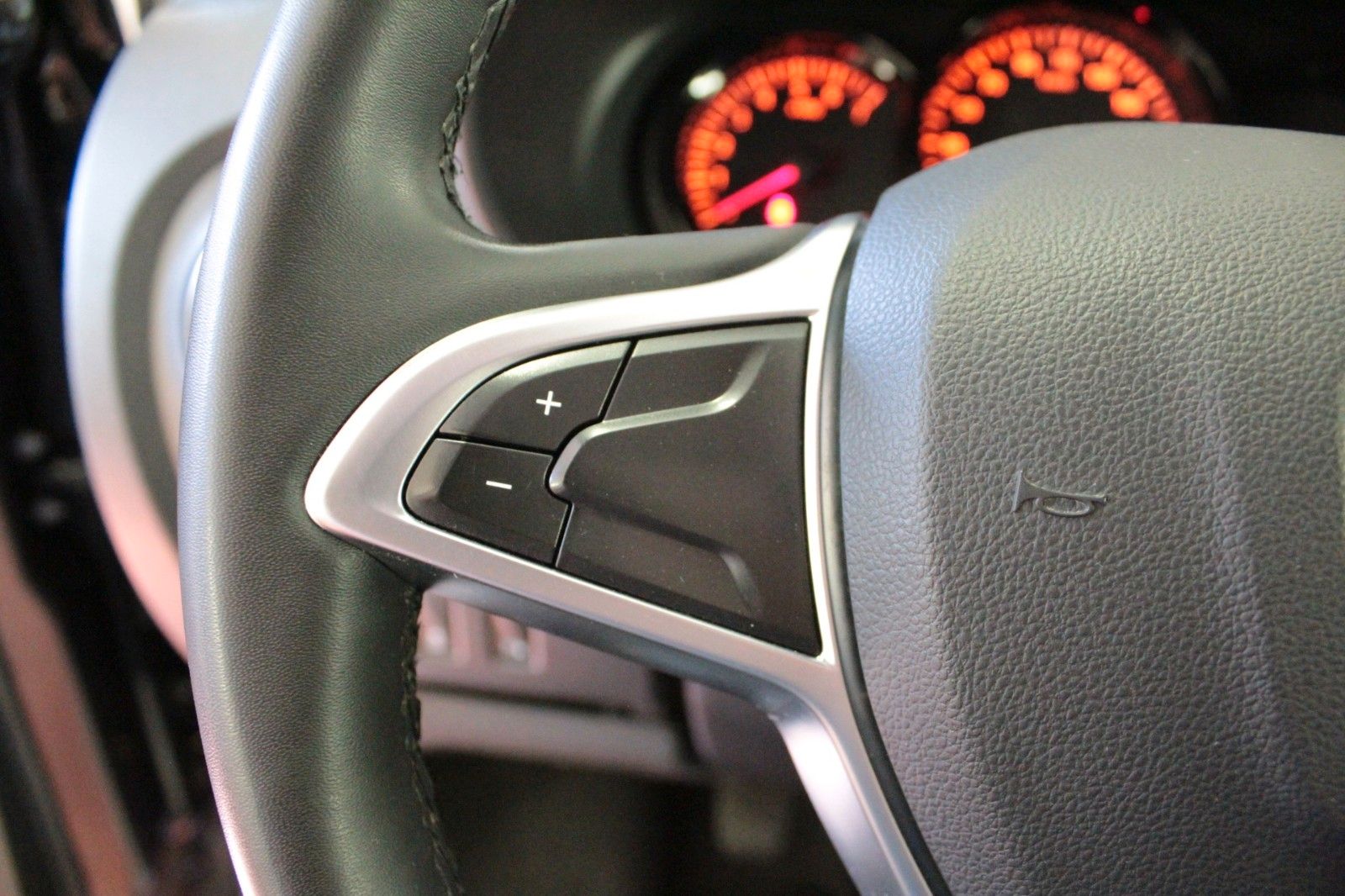 Fahrzeugabbildung Dacia Lodgy Blue dci115 Stepway*7-Sitzer*Navi*Sitzhzg*