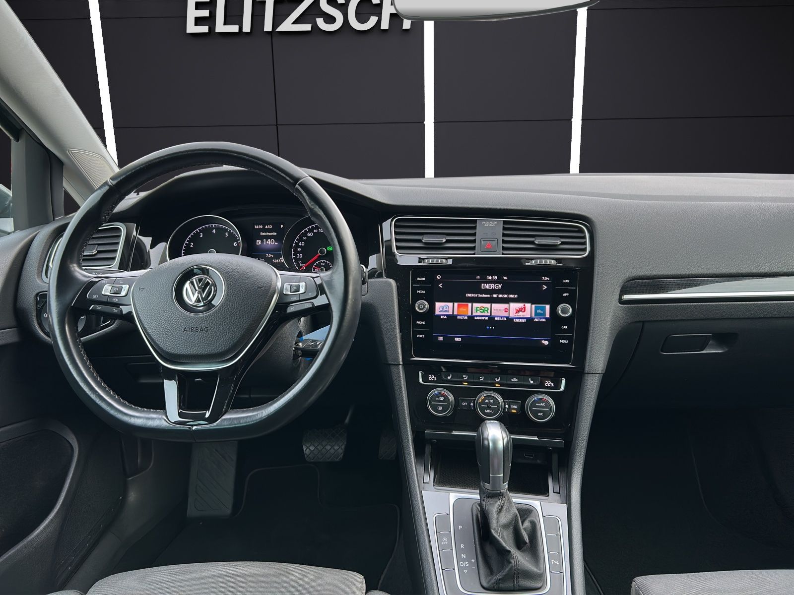 Fahrzeugabbildung Volkswagen Golf VII Variant Highline TSI DSG LED ACC SH Mas