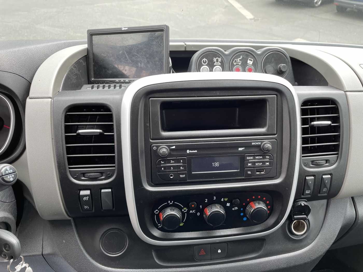 Fahrzeugabbildung Renault Trafic dCi 120 L1H1 / France Elavateur 091F 9m