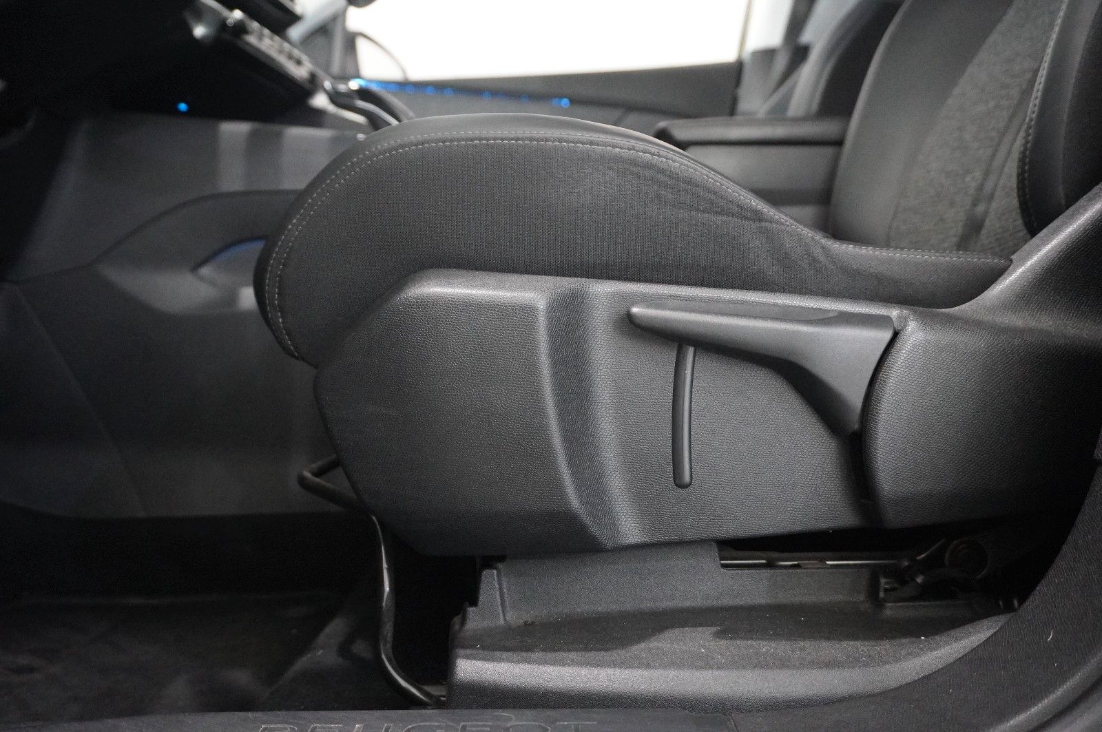 Fahrzeugabbildung Peugeot 5008 1.6D ALLURE 7-SITZER NAVI/KAMERA/SHZ/SPORT