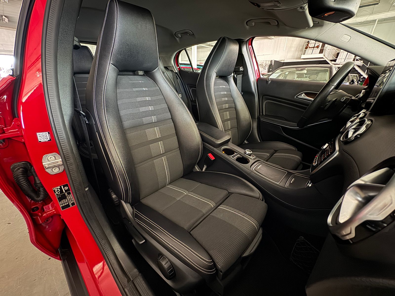 Fahrzeugabbildung Mercedes-Benz GLA 200 7G-DCT SPORTPAKET URBAN NAVI LED KAMERA