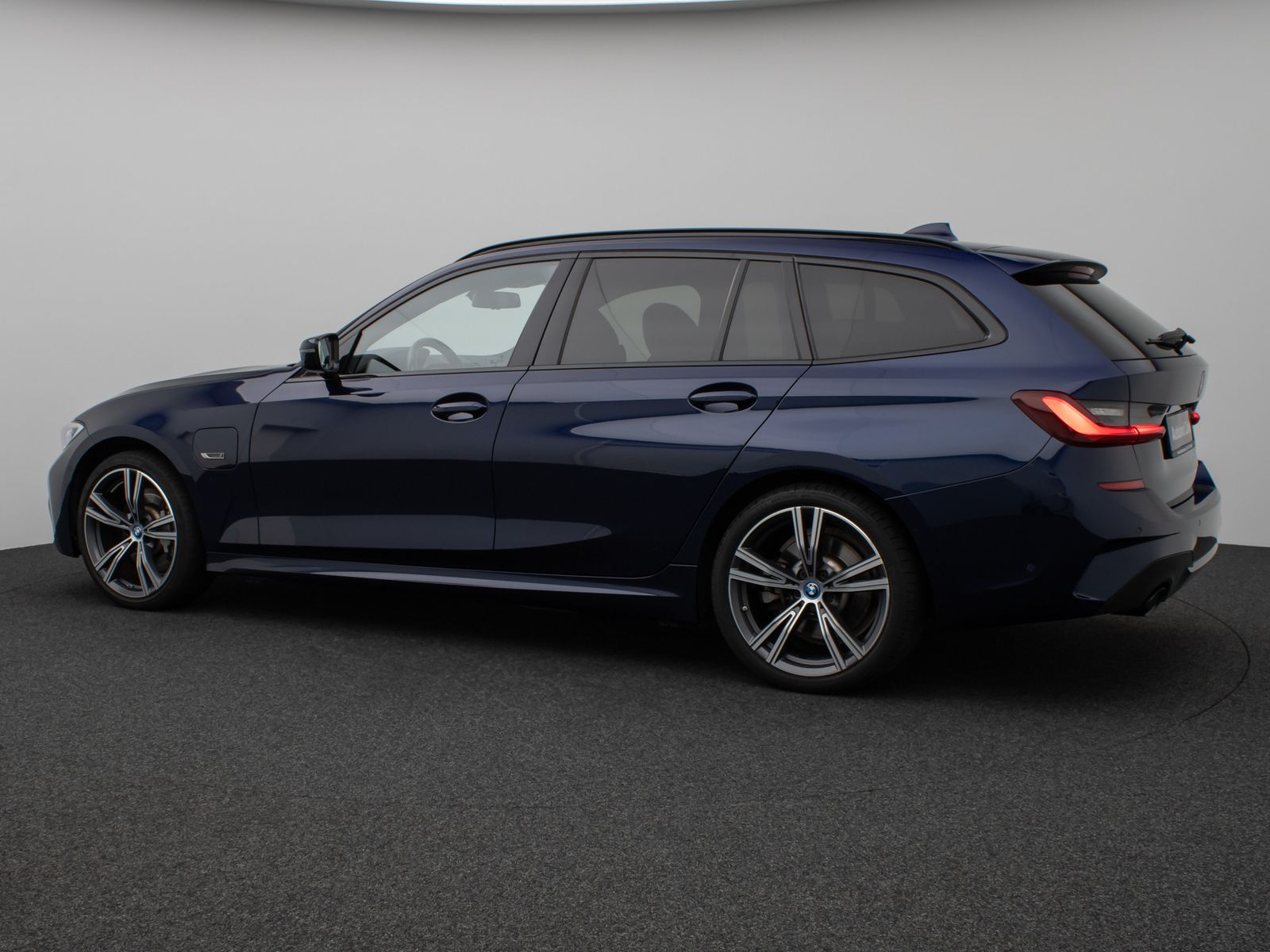 Fahrzeugabbildung BMW 330e  M Sport Laser Kamera HUD DAB HiFi Komfort