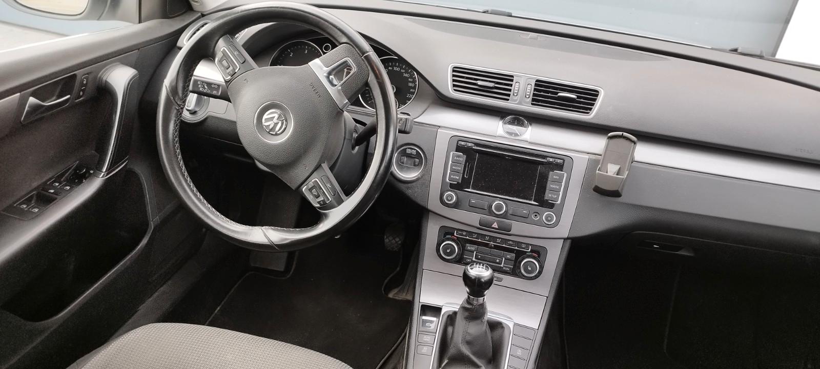 Volkswagen Passat 2011 — photo 8