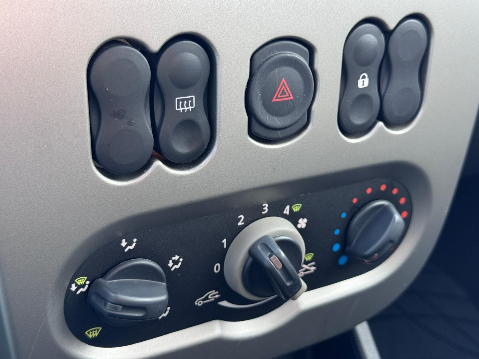 Fahrzeugabbildung Dacia SANDERO 1.4 AMBIANCE/ALLWETTER/SCHECKHEFT/5T