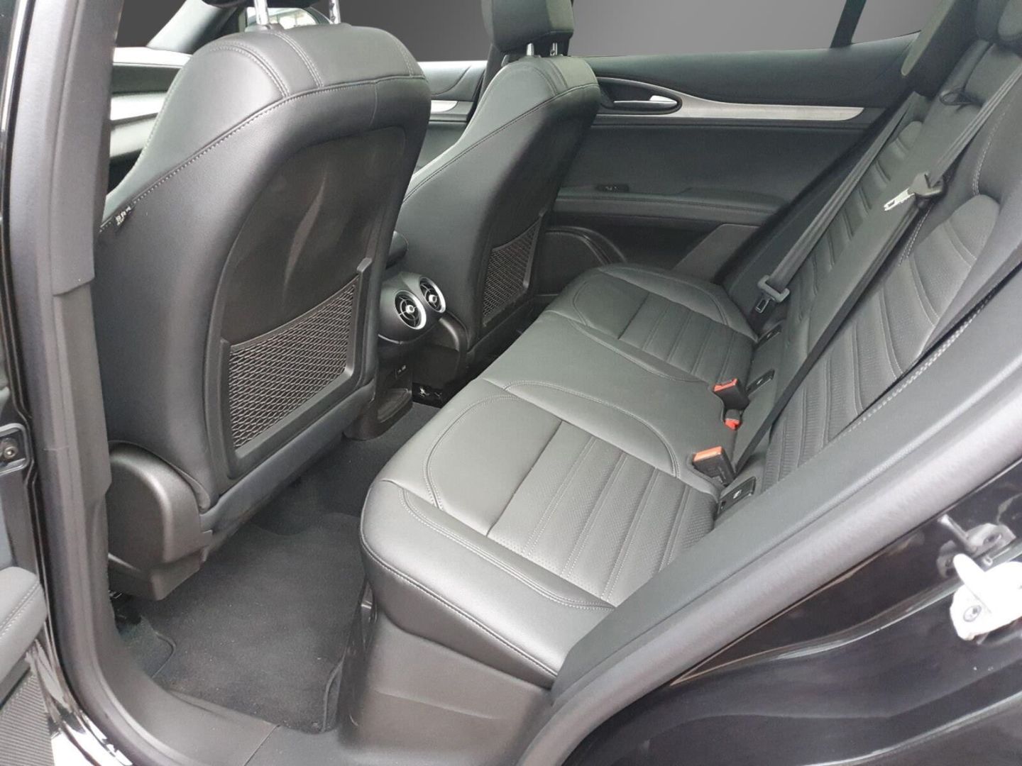 Fahrzeugabbildung Alfa Romeo Stelvio Veloce Q4 2.0 Turbo - Panoramadach -