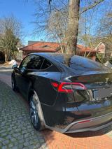 Tesla Model Y RWD  mit Thule Dachbox - Tesla Model Y in Bremen