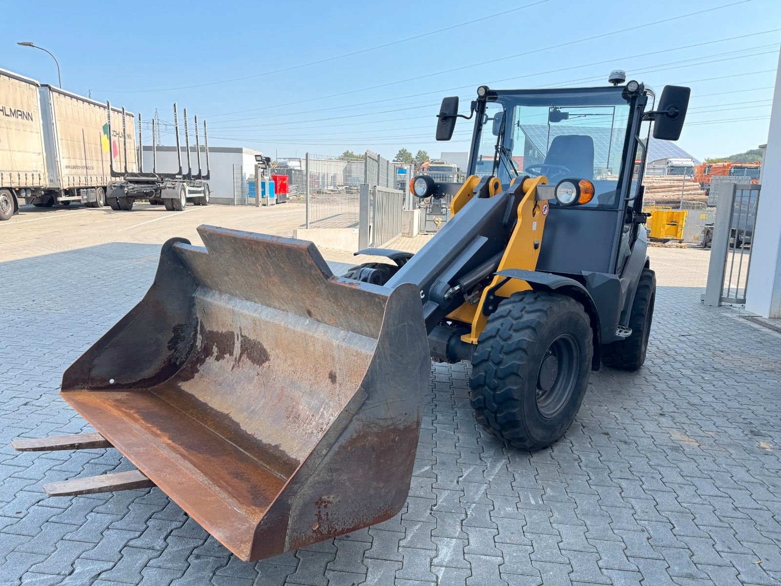 Fahrzeugabbildung MECALAC AX850 / nur 671h / 11.2022 / Gabel / Schaufel