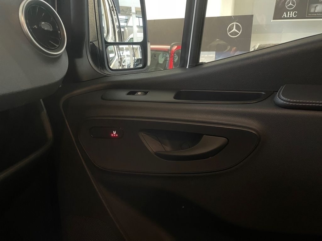 Fahrzeugabbildung Mercedes-Benz Sprinter 317 Kombi L2H2 Mobility Rollstuhl Lift