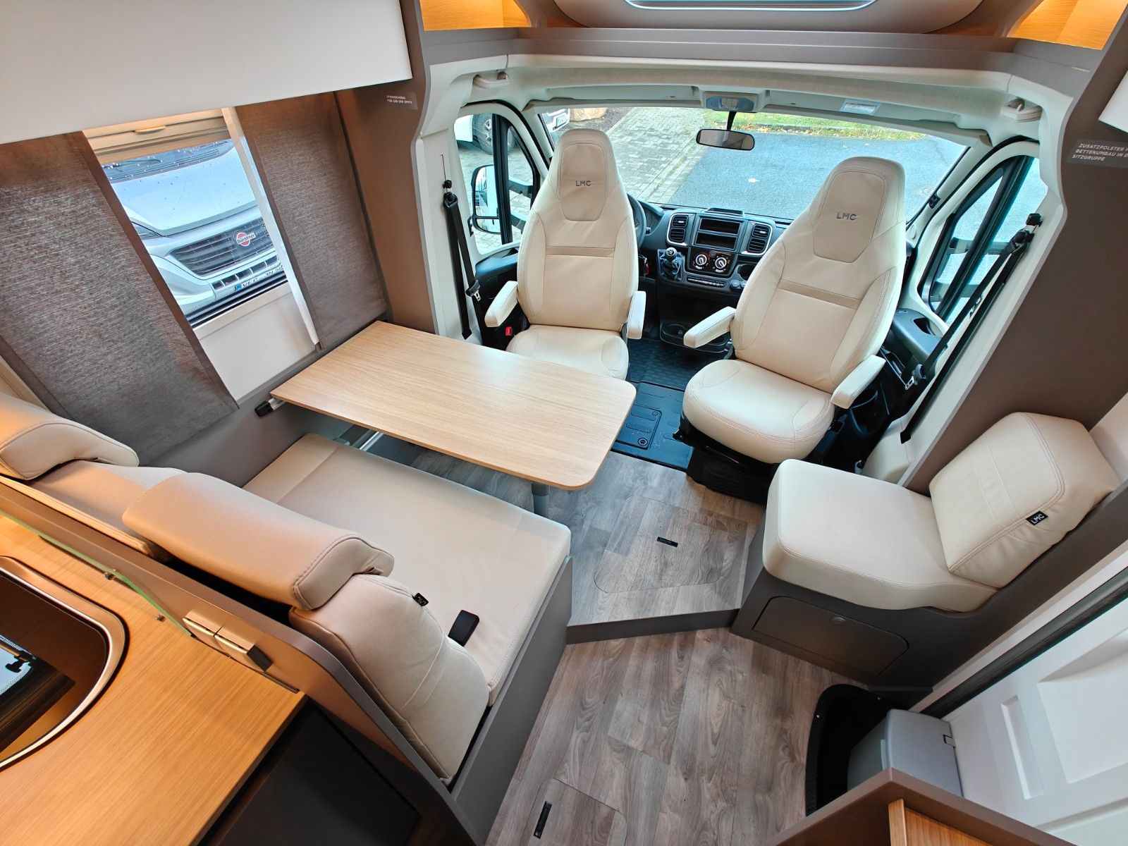 Fahrzeugabbildung LMC Tourer T 660 G -  663 70 Jahre, 140PS -