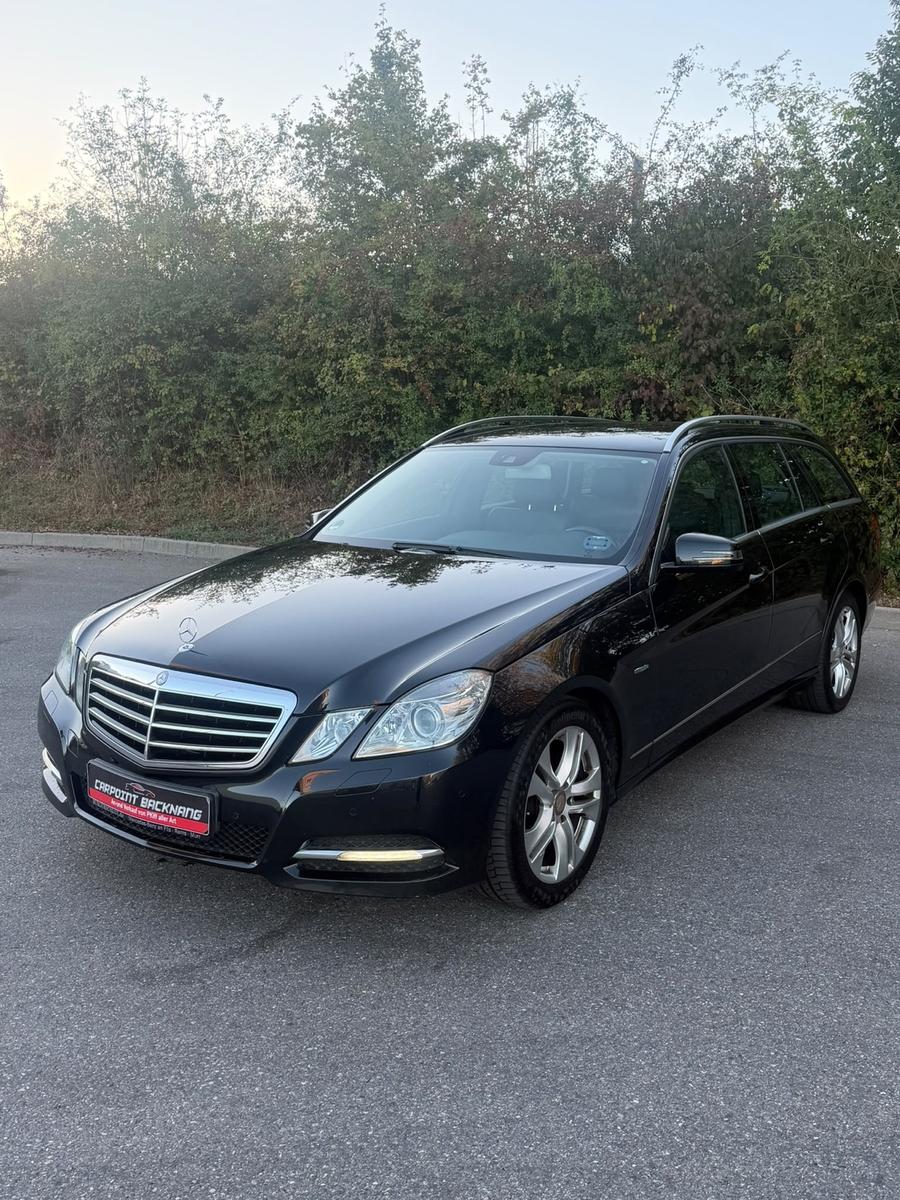 Mercedes-Benz E200 2012 — вигляд ззаду