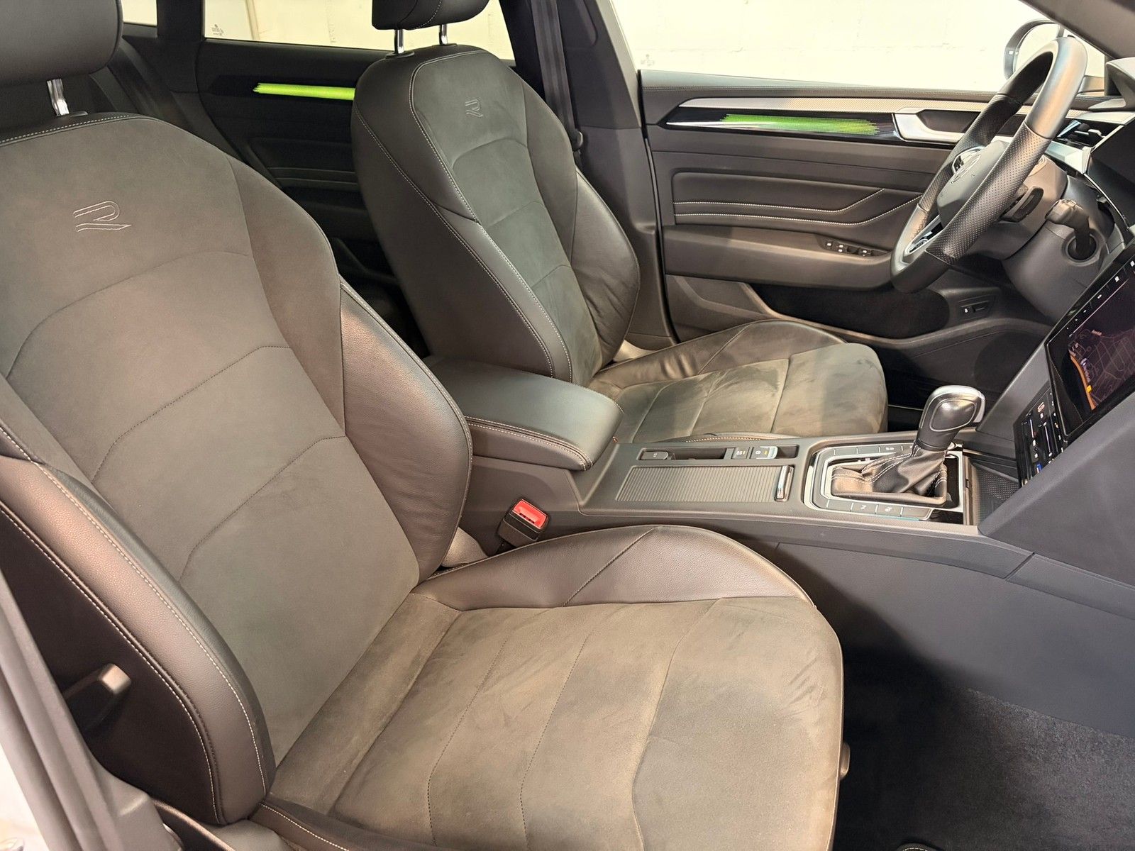 Fahrzeugabbildung Volkswagen Arteon SB R-Line 2.0 TSI DSG 4M +ACC +IQ.Light - mit KI generiert/bearbeitet