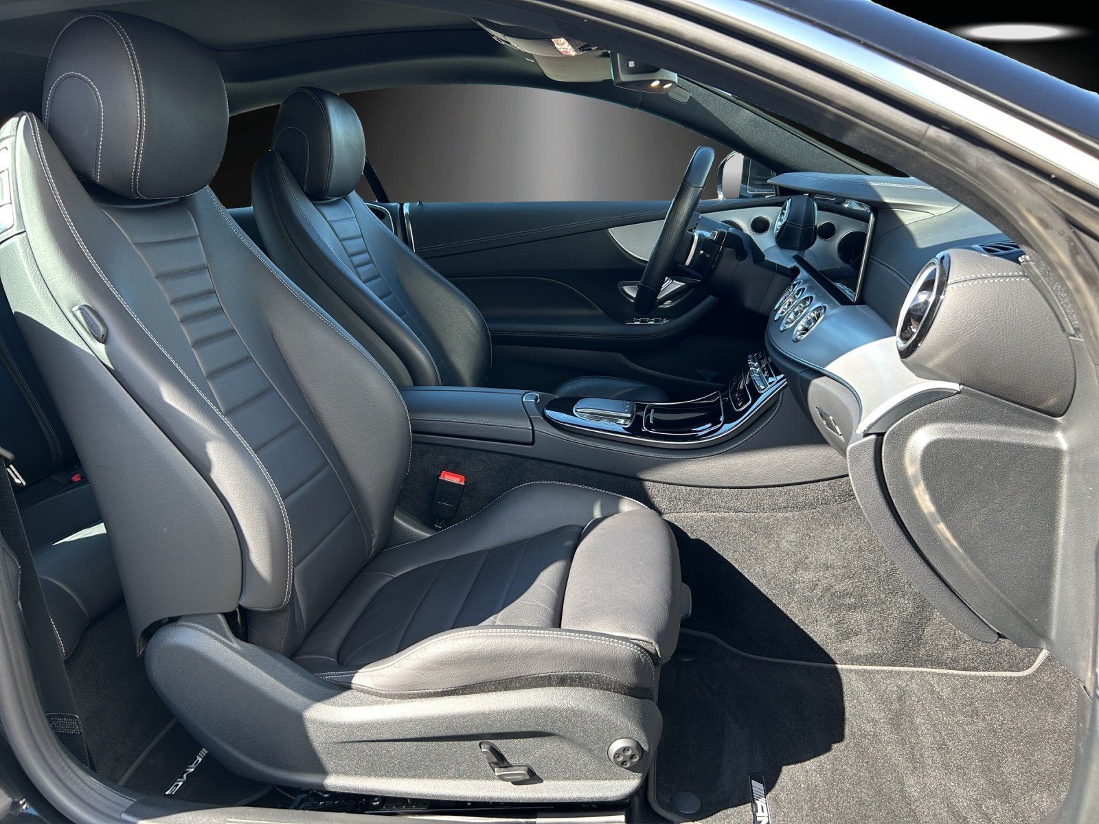 Fahrzeugabbildung Mercedes-Benz E 450 AMG Line 4Matic 9G-Tronic/LED/ACC/360°/NAV