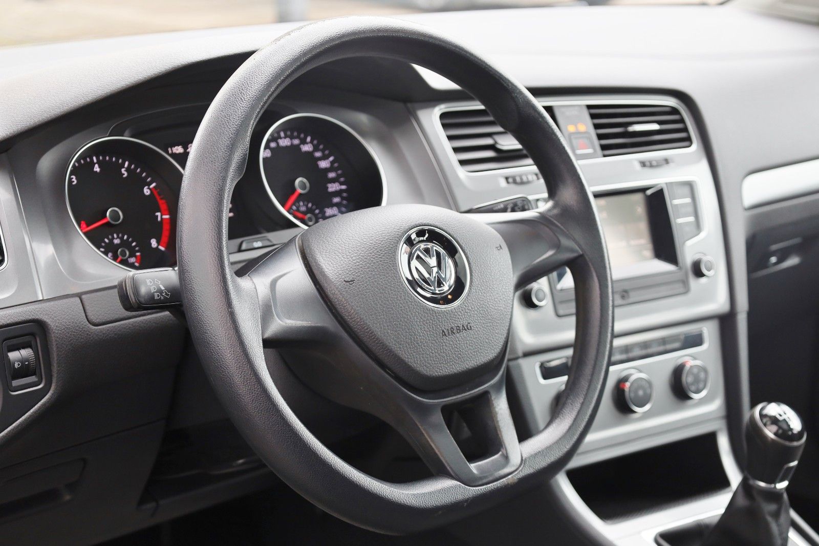 Fahrzeugabbildung Volkswagen Golf VII Lim. Trendline Panorama,8 fach bereift!