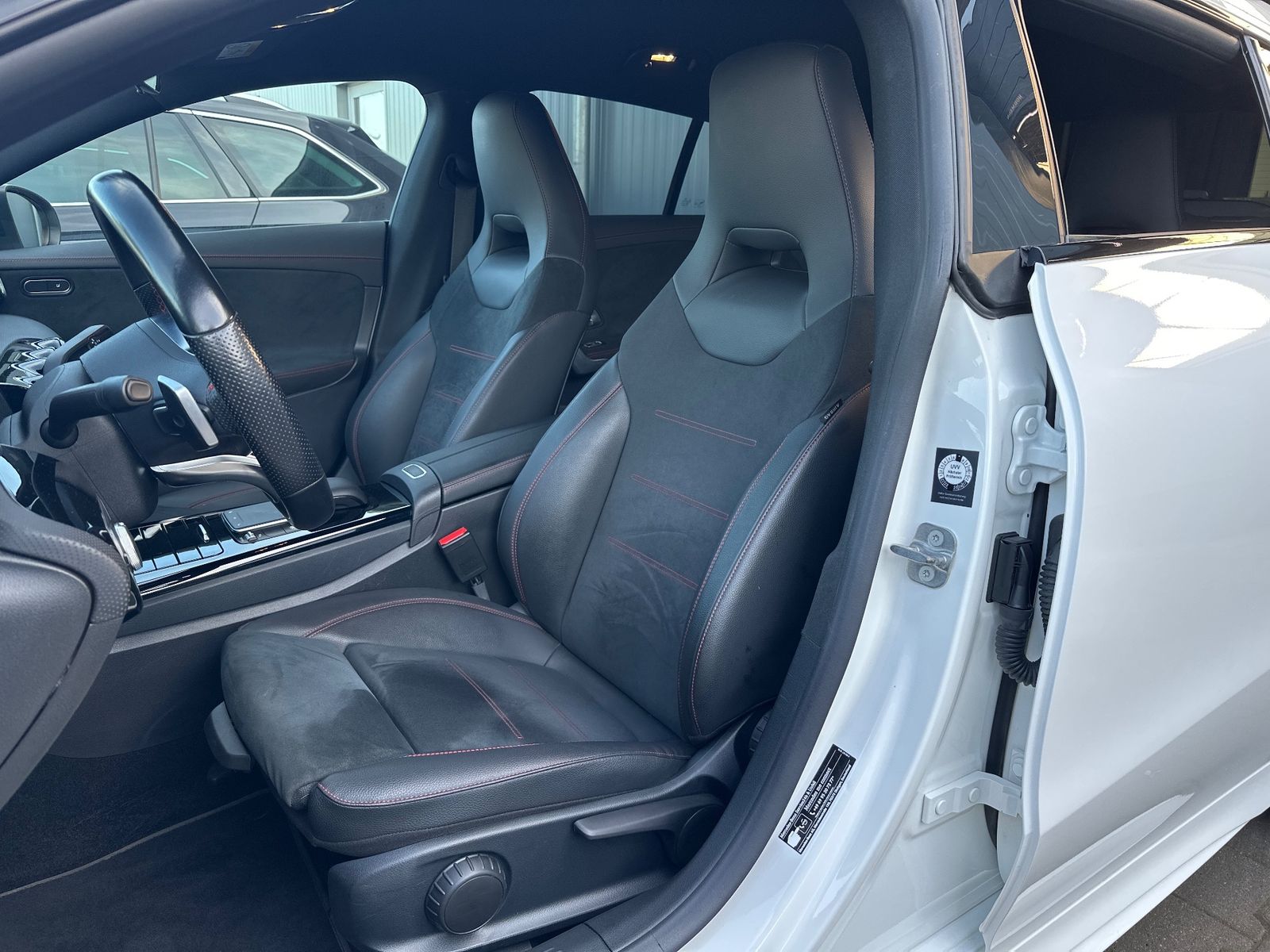 Fahrzeugabbildung Mercedes-Benz CLA 220 Shooting Brake d AMG Line Night-Paket
