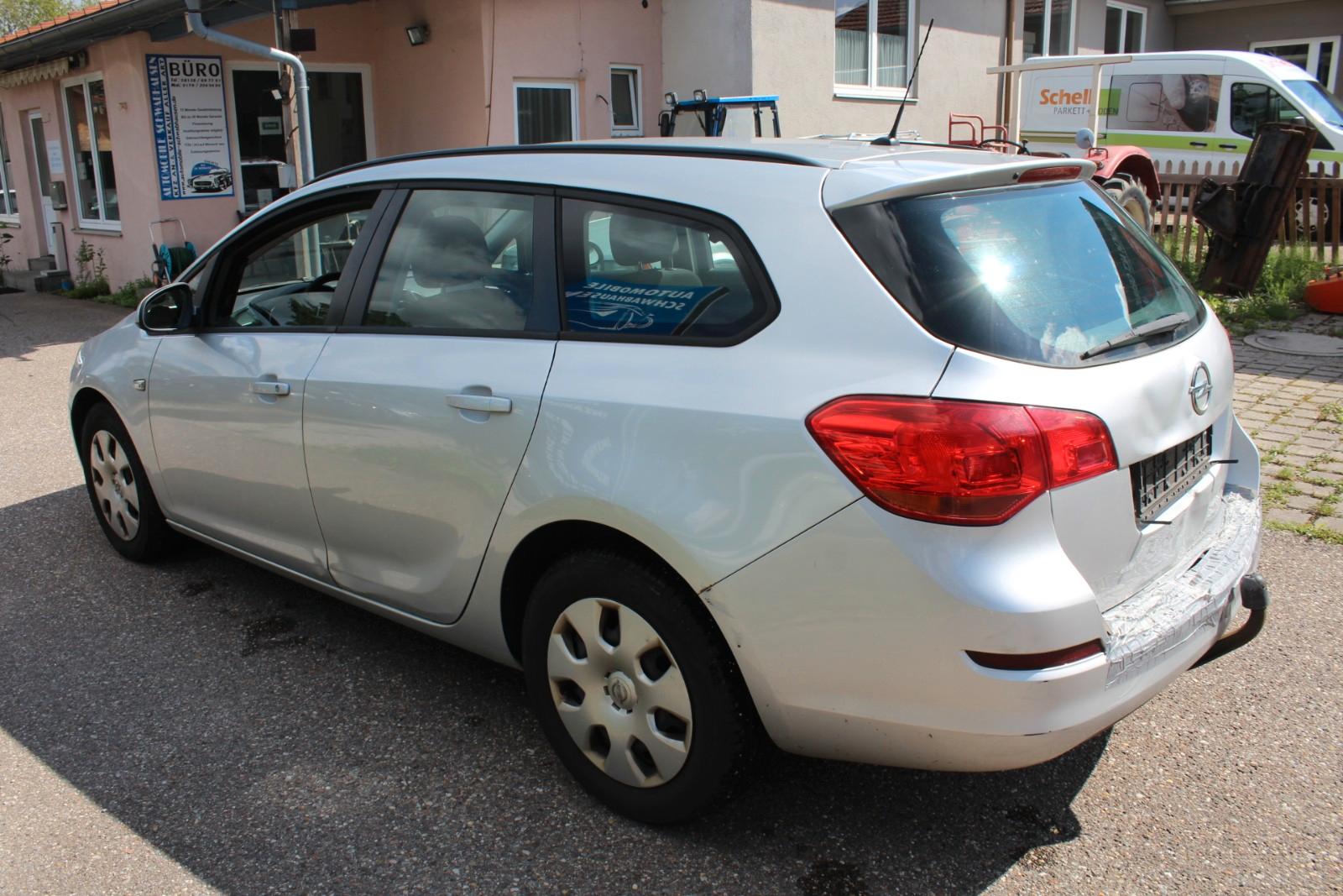Opel Astra 2011 — interior
