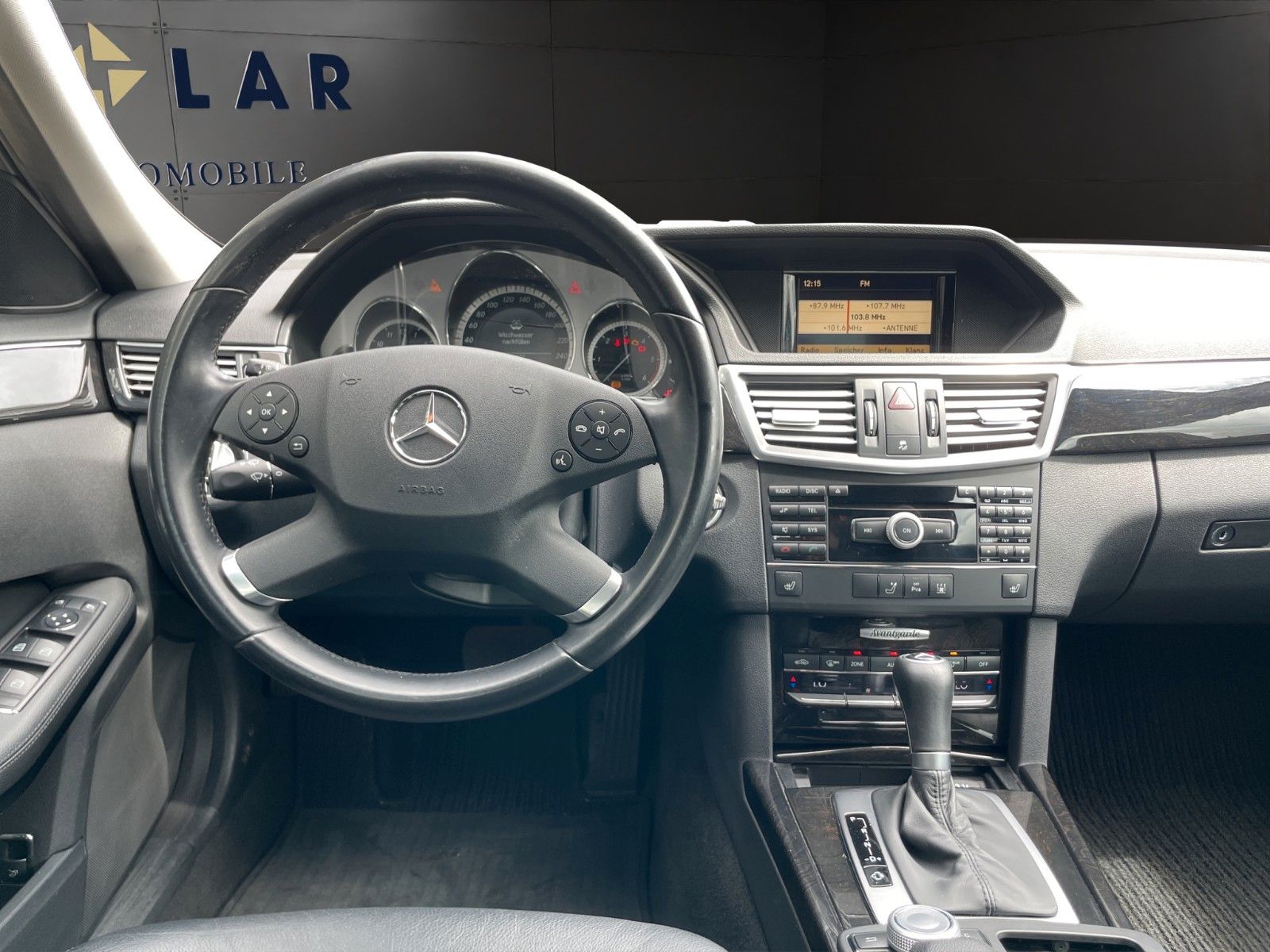 Fahrzeugabbildung Mercedes-Benz E 220 CDI Lim.*Bi-Xen*Standhz*Tempomat*PDC