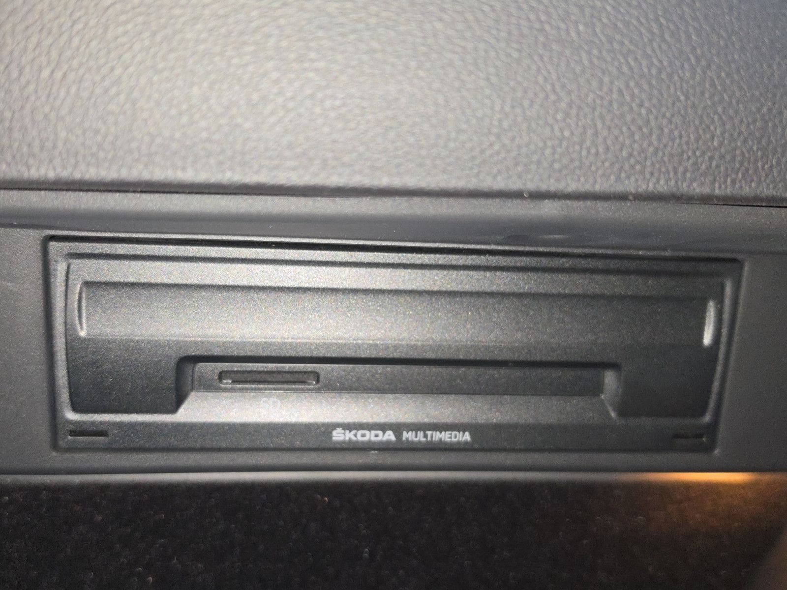 Fahrzeugabbildung SKODA Karoq Ambition Apple CarPlay